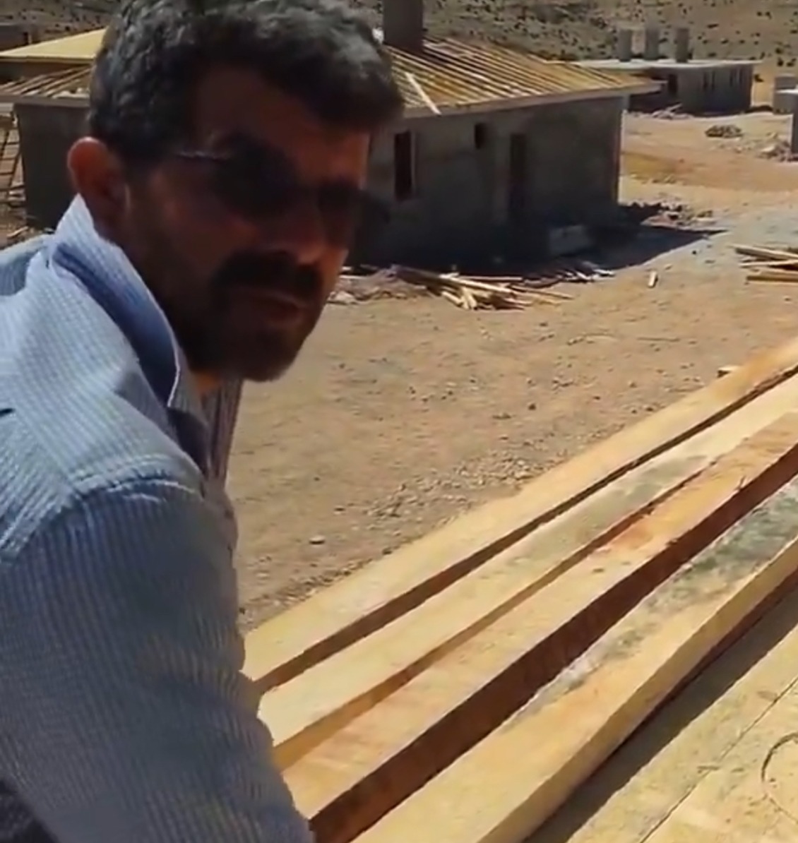 Deprem Bölgesinde İnşaat Ustası, Rize’den Gelen Kalasların Uygunsuz Olmasına İsyan Etti