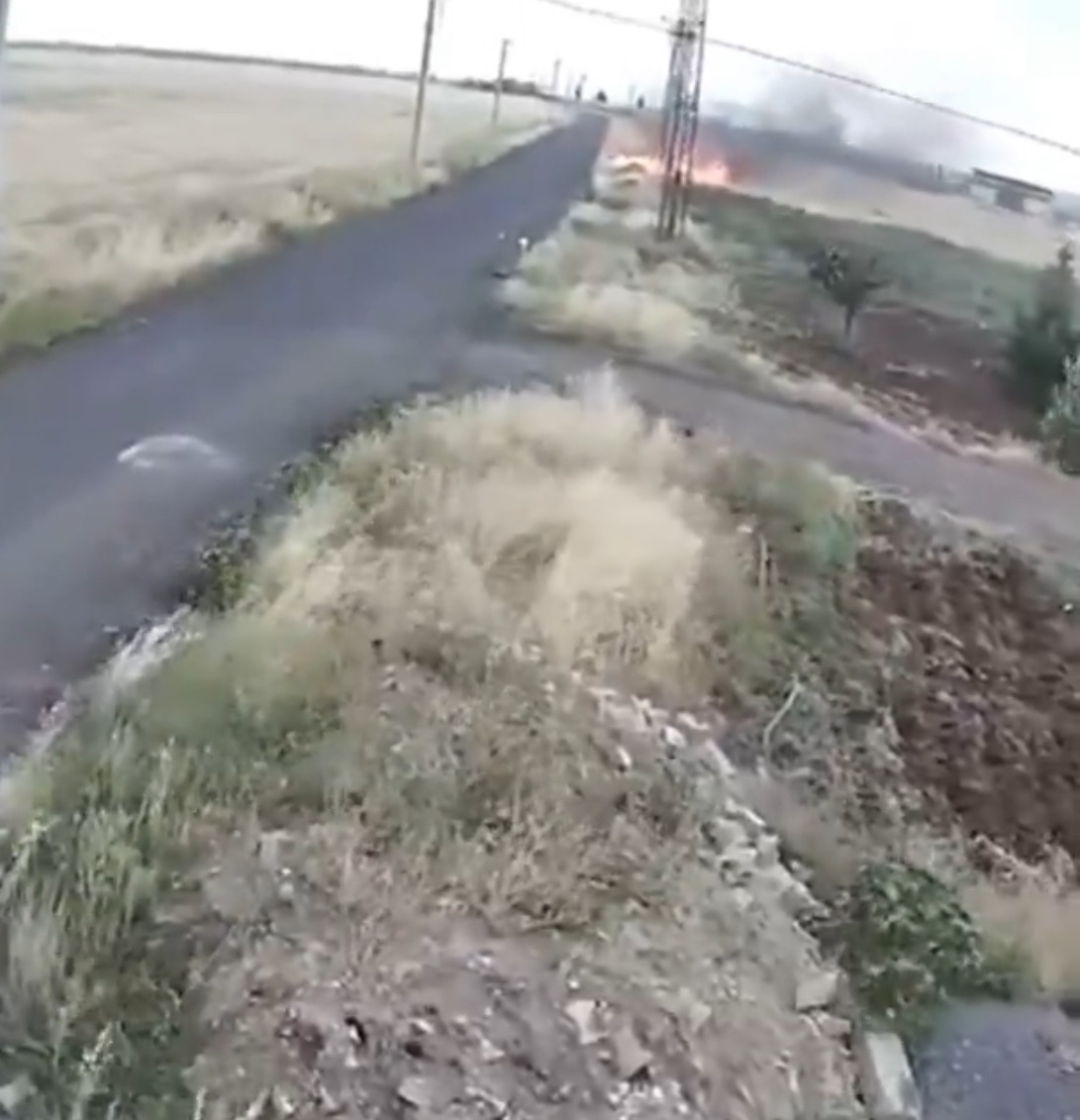 Diyarbakır’da Elektrik Tellerinden Düşen Kıvılcımlar Yangına Neden Oldu