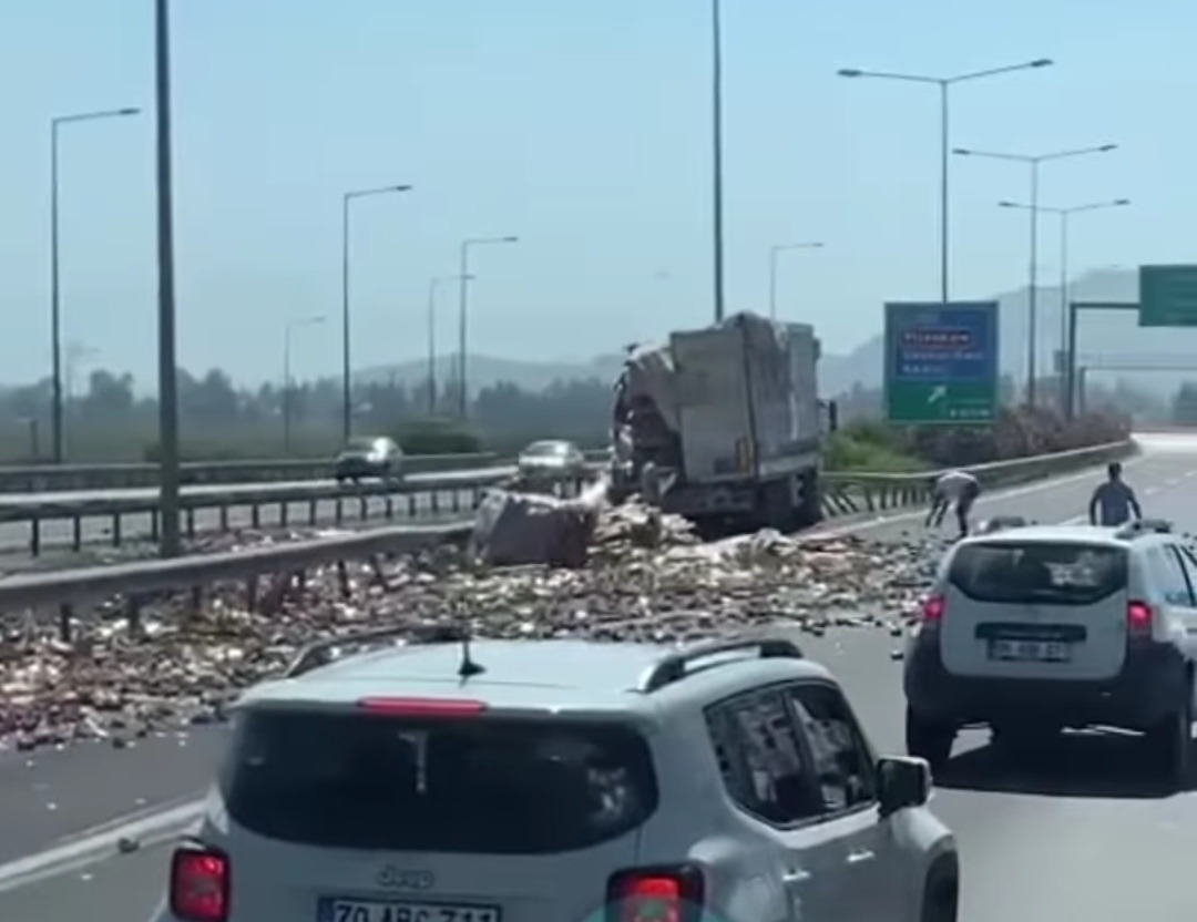 "Yılankale'de Tır Kaza Yaptı: Yola Konserveler Saçıldı!"