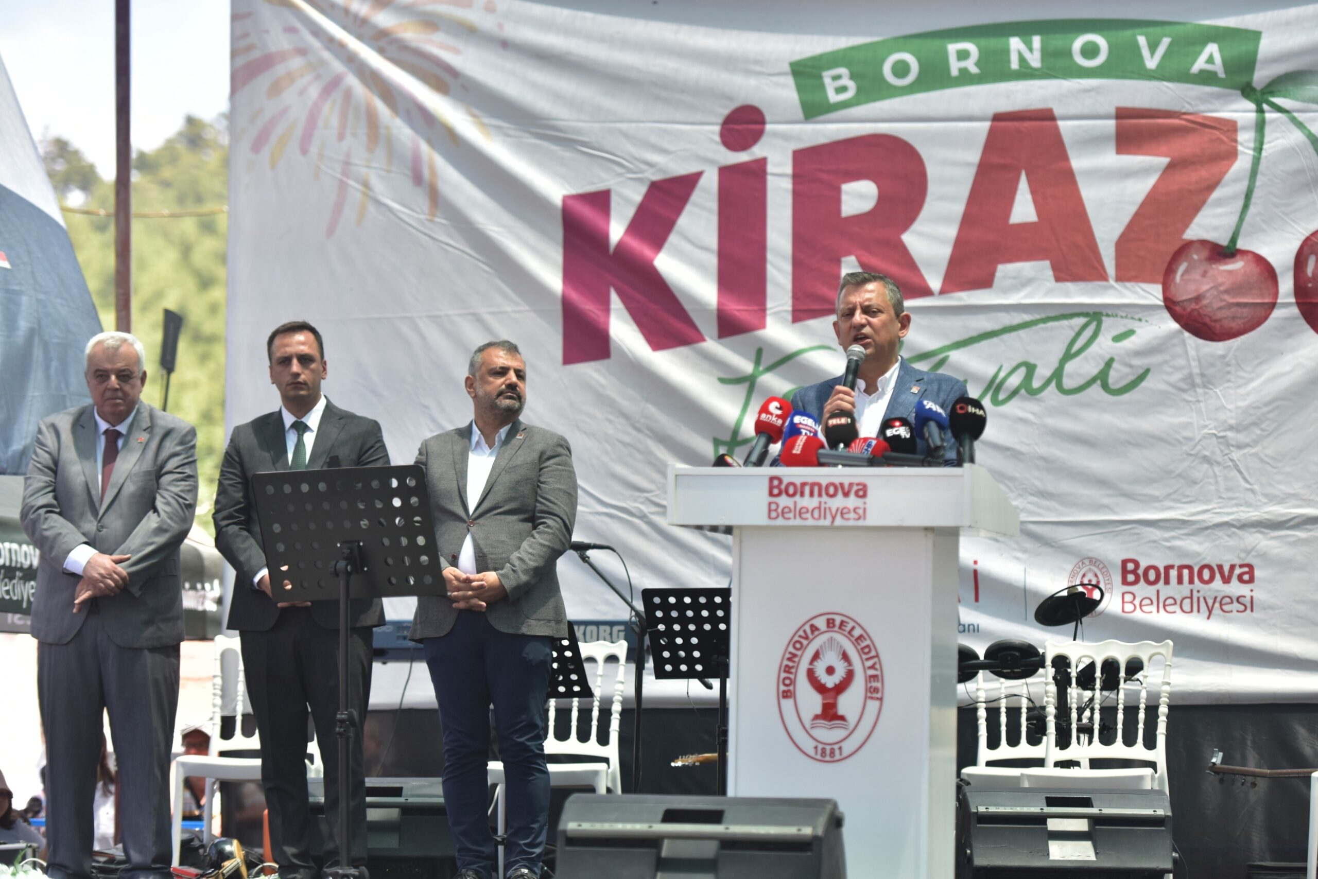 Bornova Belediye Başkanına Özgür Özel'den Övgü
