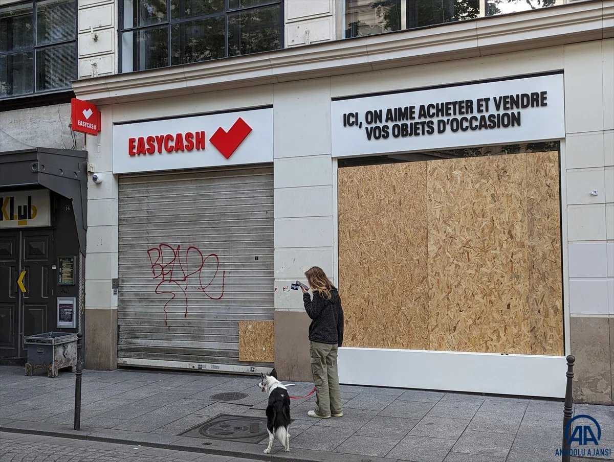 Avrupa'nın Göbeğinde Yağma Korkusu: Paris'te Mağazalar Tahta Plakalarla Korunuyor