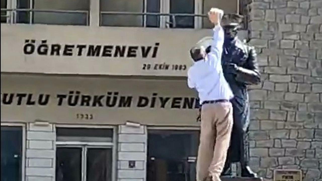 Elazığ'da Atatürk Heykeline Taşlı Saldırı: Şüpheli Gözaltına Alındı