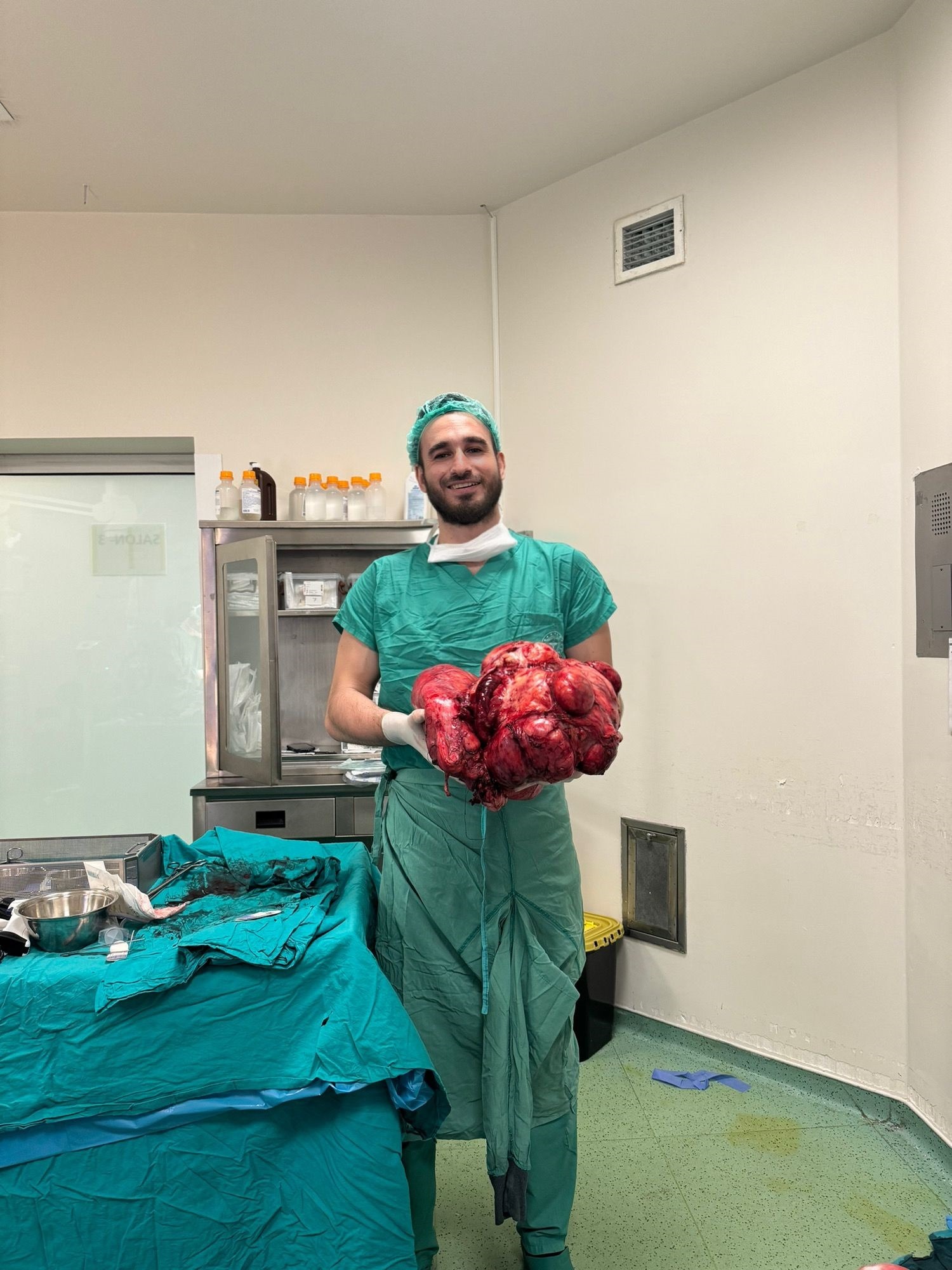 İstanbul'da Gaziosmanpaşa Eğitim ve Araştırma Hastanesi'nde Büyük Operasyon: Hastanın Böbreğinden 50 cm'lik Kitle Çıkarıldı