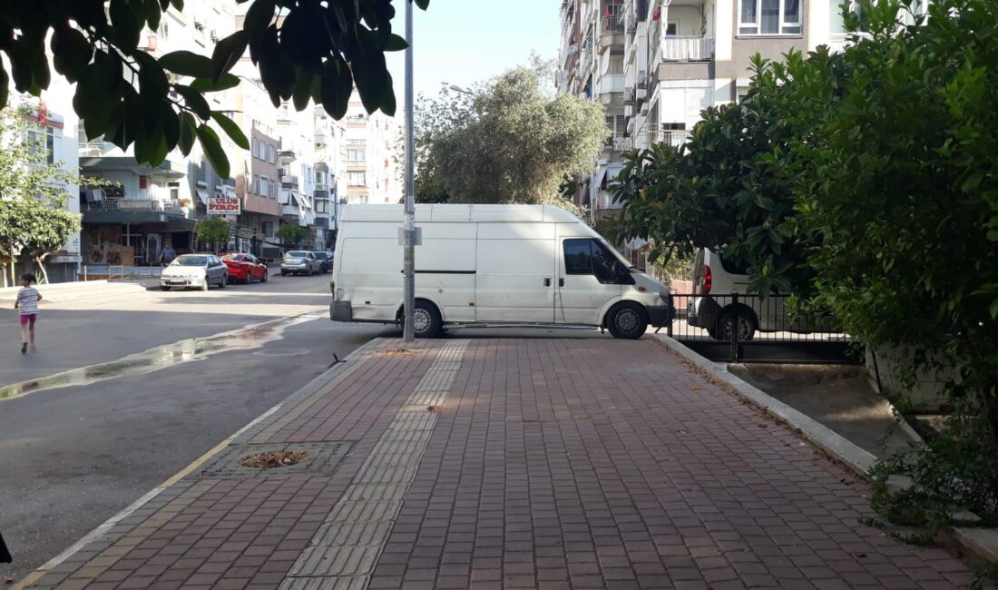 Antalya’da bir minibüs, trafikte