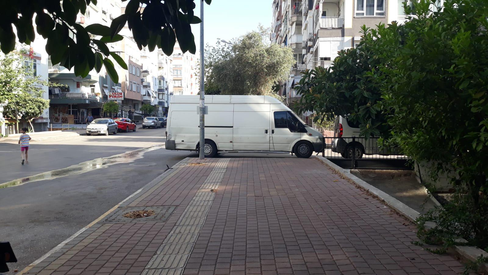 Antalya’da Minibüs Trafikte Eşi Benzeri Olmayan Şekilde Park Edildi