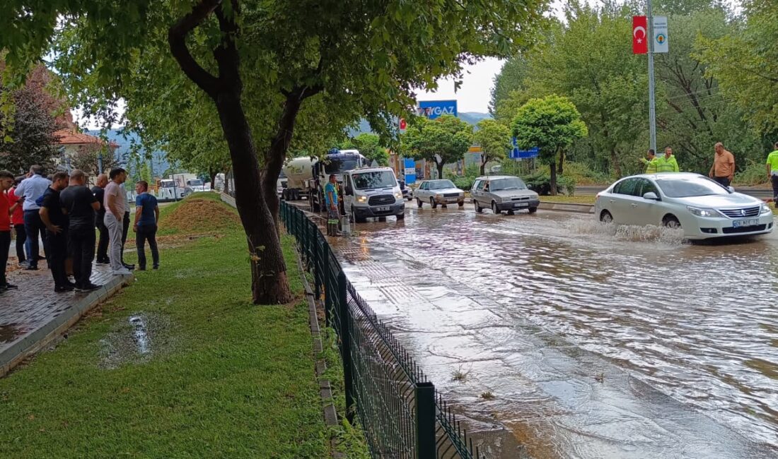 Nallıhan’da Yoğun Yağmur Sonrası Bazı Mahallelerde Dükkanları Su Bastı. Sokaklarda Su Birikintisi Ve Sel Oluştu.