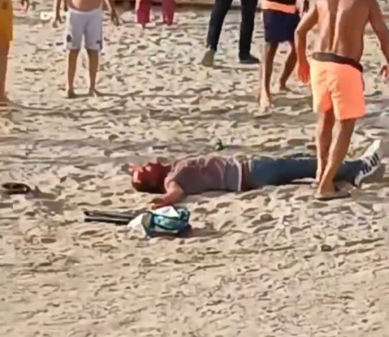 Kuşadası’nda Bıçaklı Kavga: Vatandaşlar Sopa ve Sandalyelerle Müdahale Etti