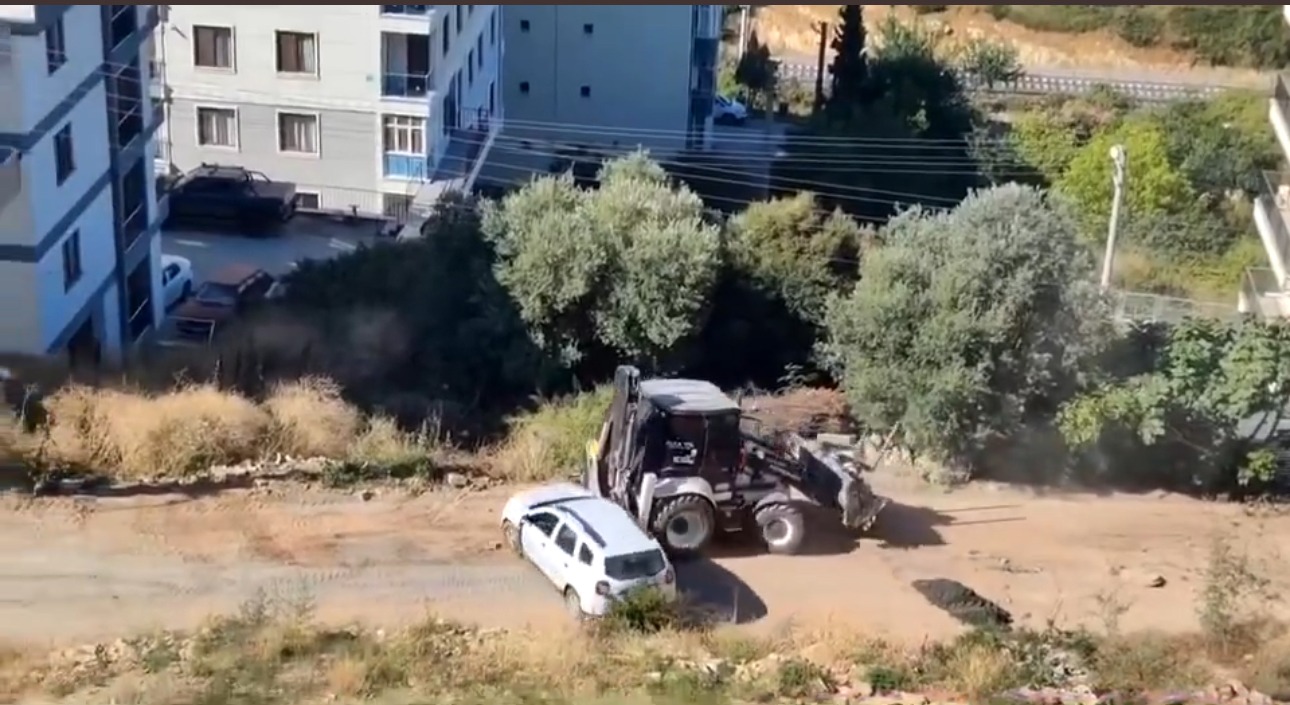 Gebze’de Kaza: İş Makinasının Yanına Yaklaşan Aracın Sonu Kötü Oldu