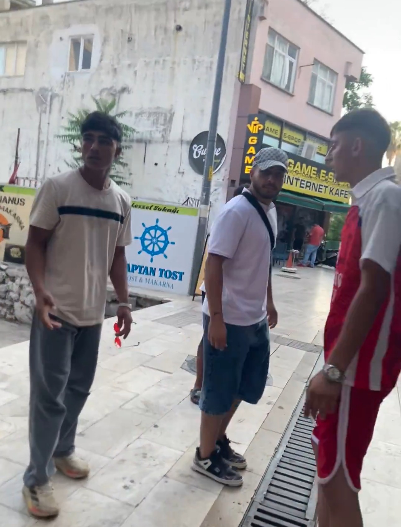 Antalya’da Yaşayan Romanlar Japon Turistin Eşyalarını Çaldı