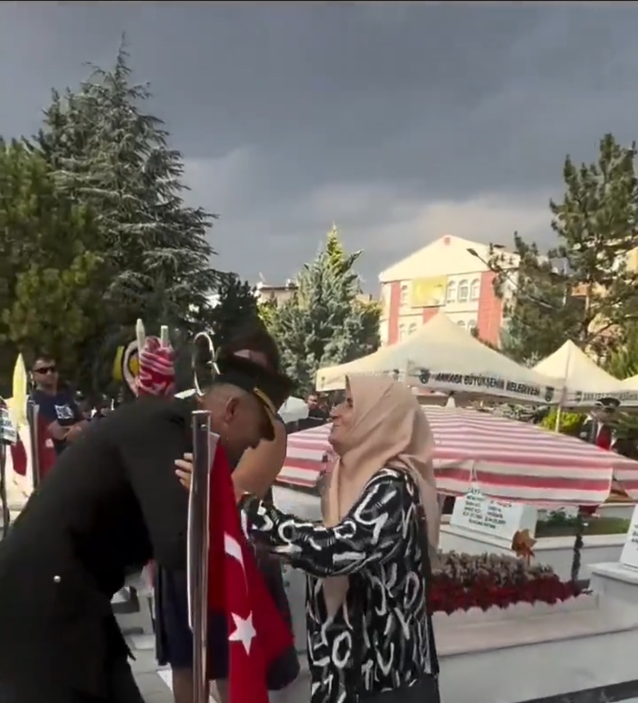 Tümgeneral Emre Tayanç Paşa, Şehit Annesinin Elini Öptü