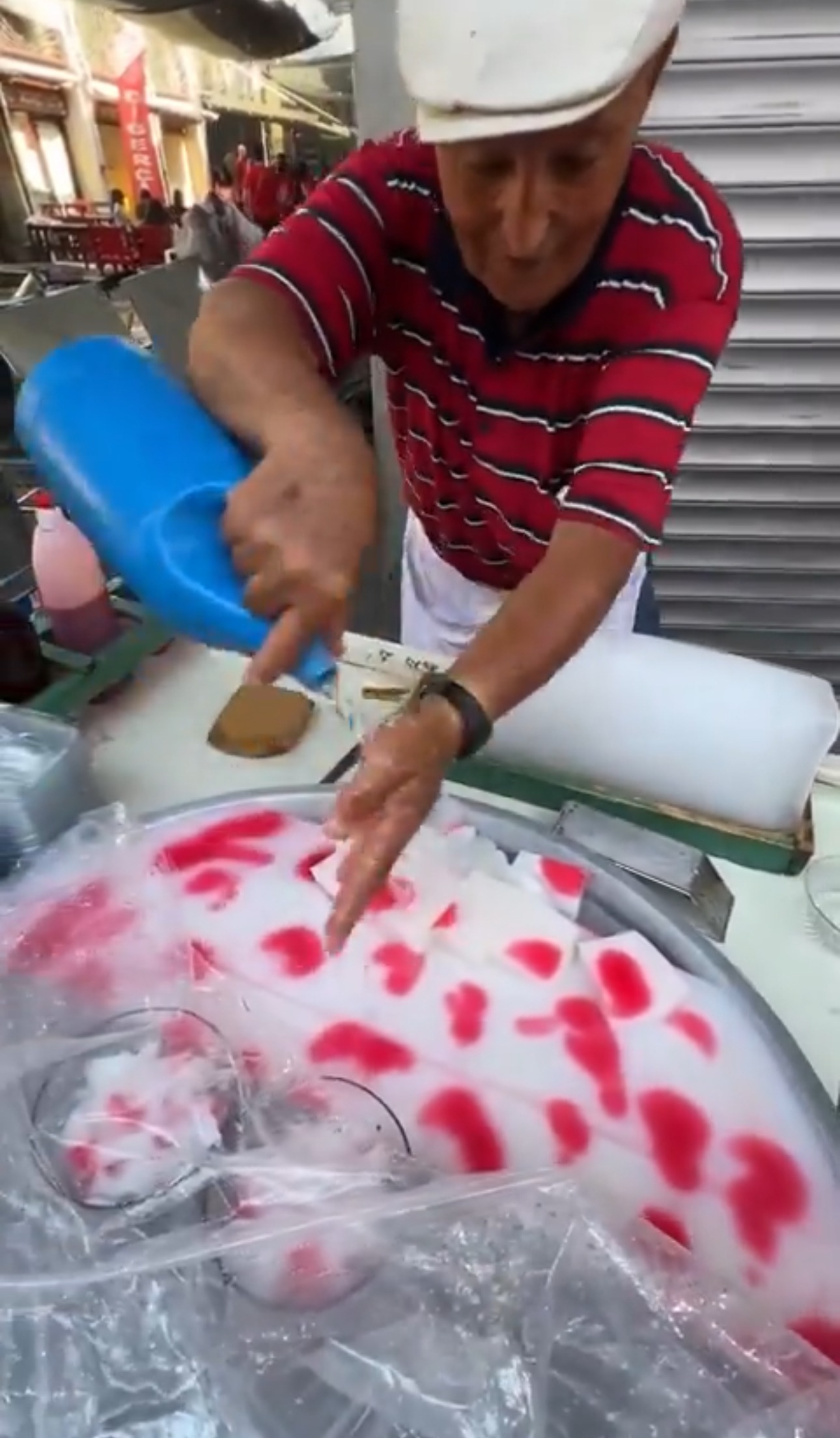 Adana’da Hijyen Skandalı: Tatlıcı Elleriyle Tatlının Üzerinde Yıkandı