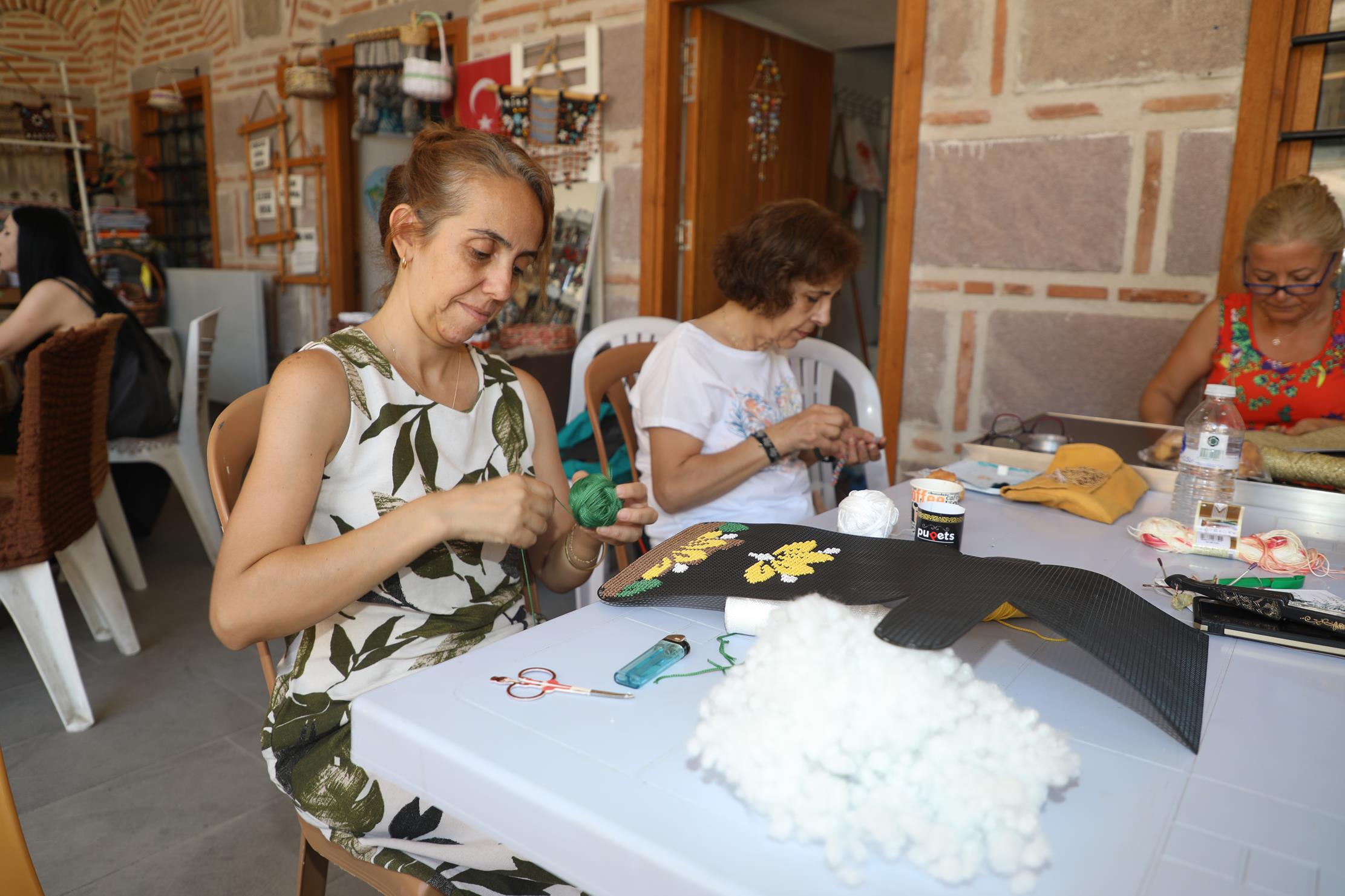 Şehzadeler Belediyesi tarafından tarihi Kurşunlu Han’da açılan el sanatları kursları büyük bir ilgiyle devam ediyor.