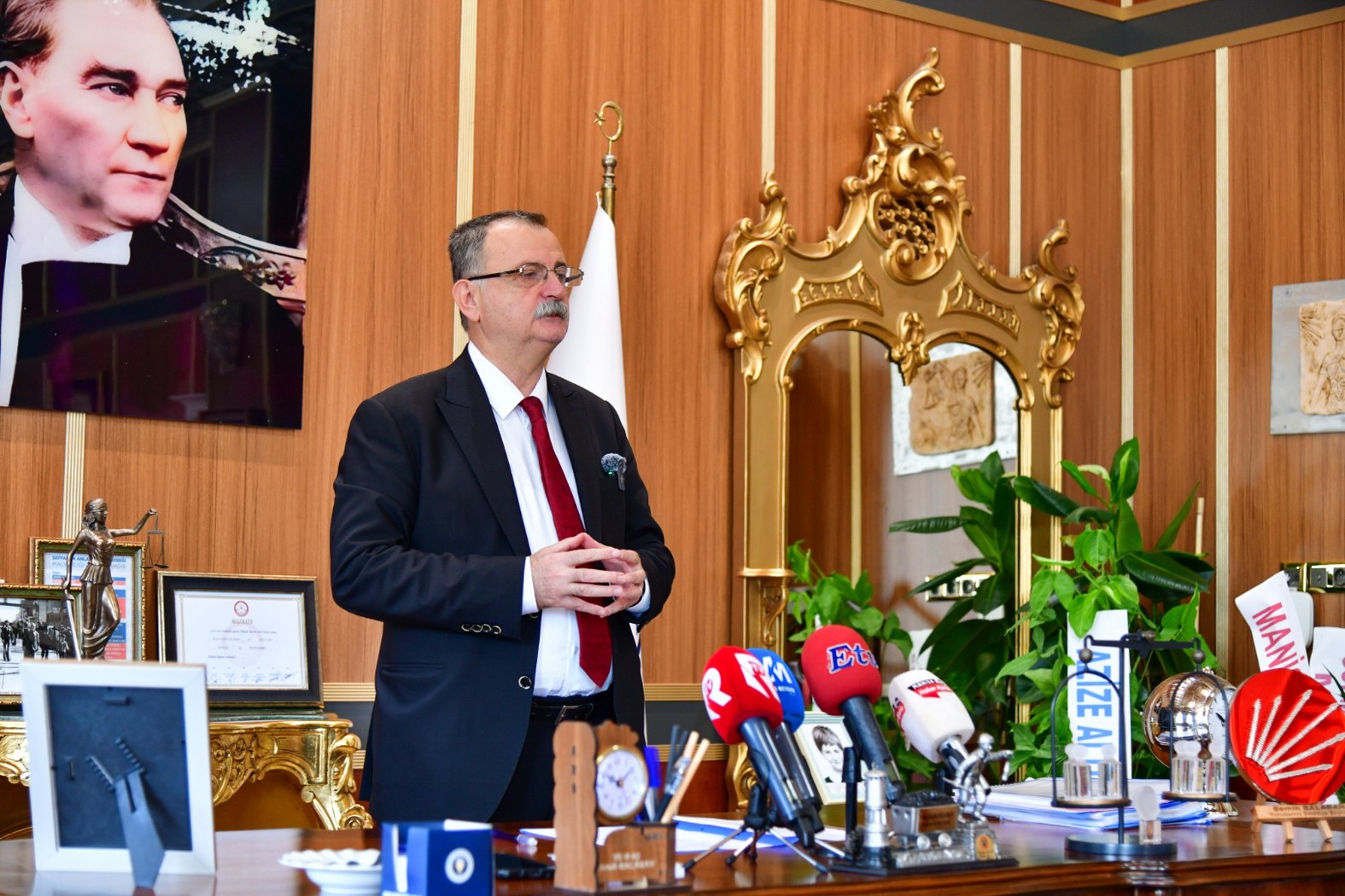 Yunusemre Belediye Başkanı Semih Balaban, aylık basın toplantısı gerçekleştirerek yapılan çalışmaları anlattı.