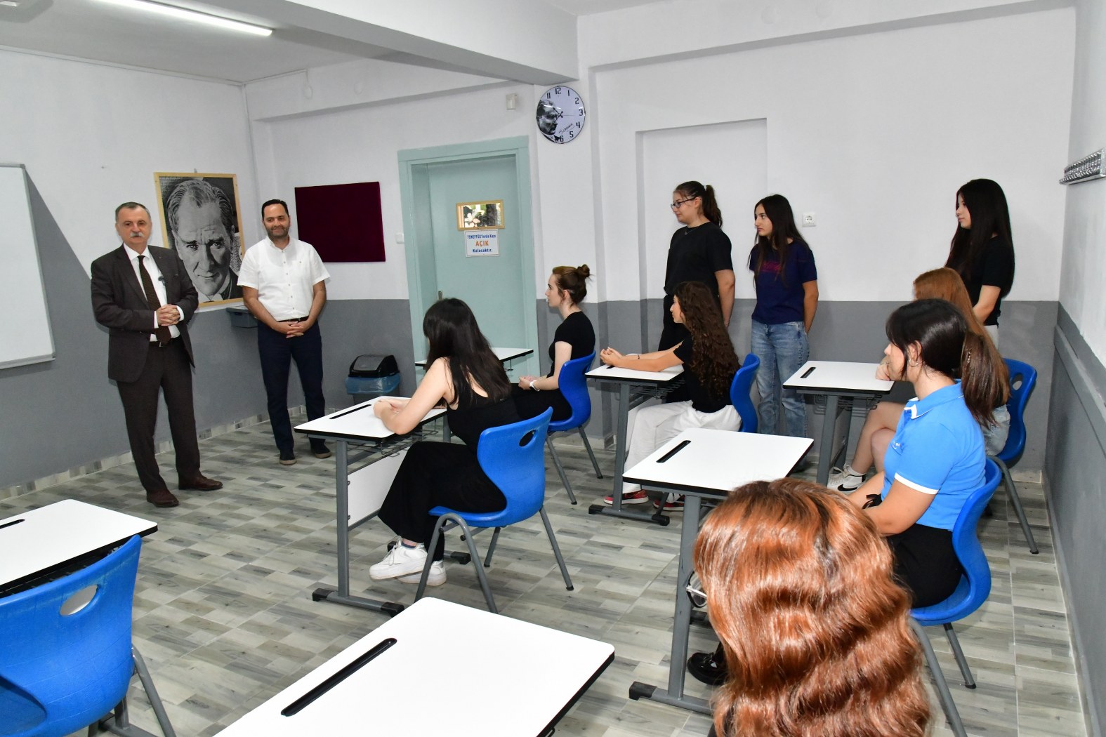 Yunusemre Belediye Başkanı Semih Balaban, yeni eğitim-öğretim yılına erken başlayan öğrencileri ziyaret ederek heyecanlarına ortak oldu.