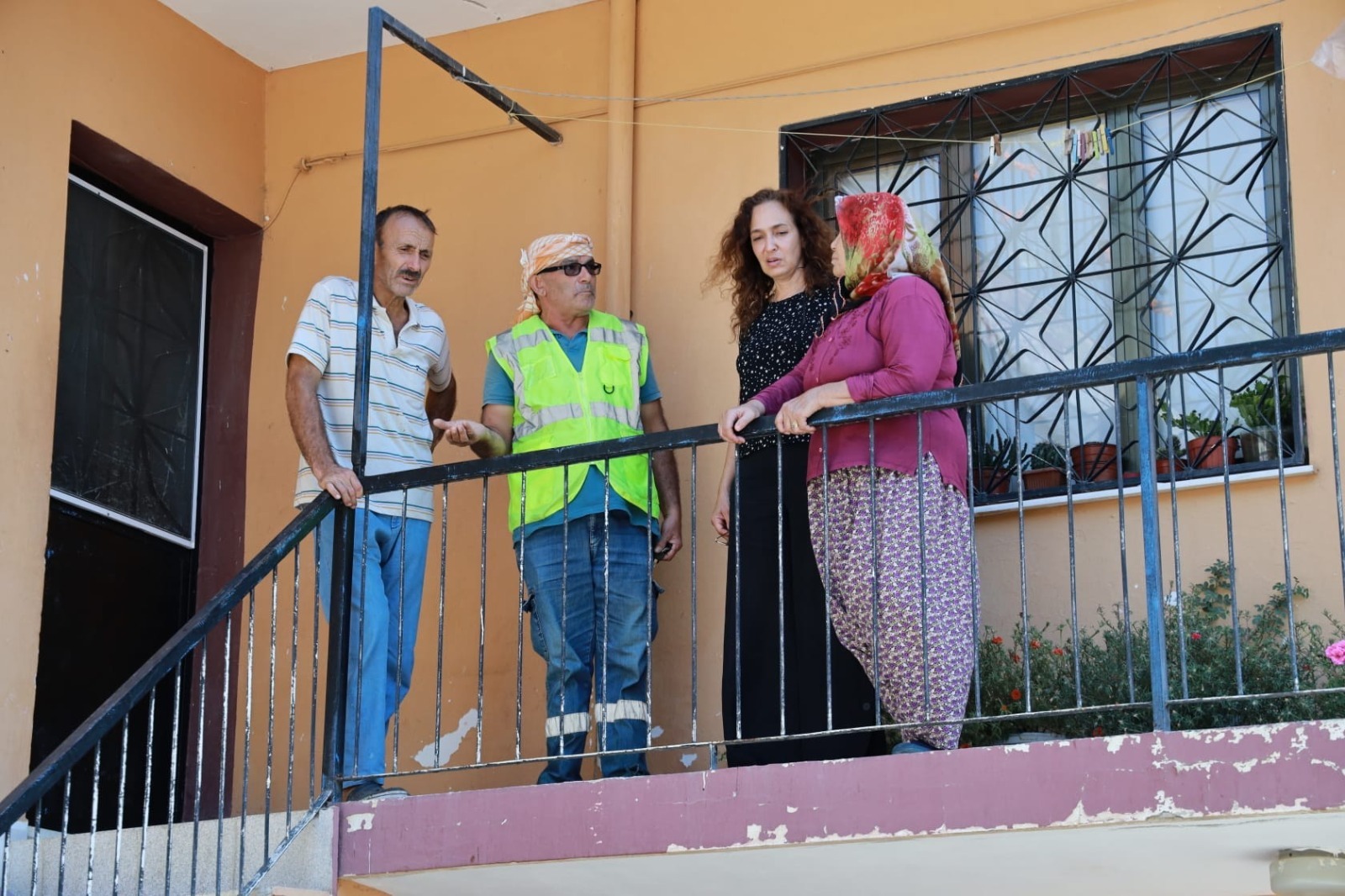 Karşıyaka Belediyesi, yangından zarar gören yerleşim yerlerinde hasar tespit çalışmasını tamamladı.