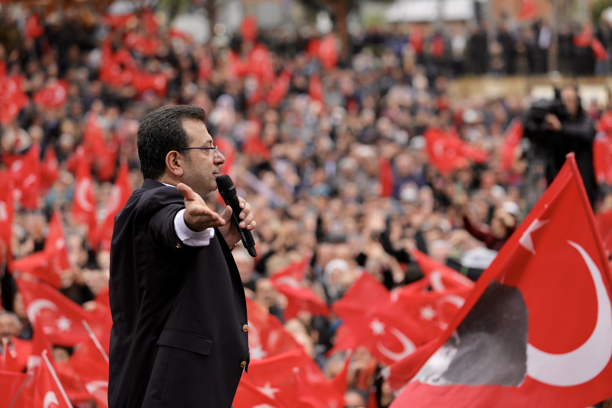 İmamoğlu’ndan Milliyetçilik Eleştirisi: “Lafla Olmaz, Milliyetçilik Toprağa Sahip Çıkmaktır”