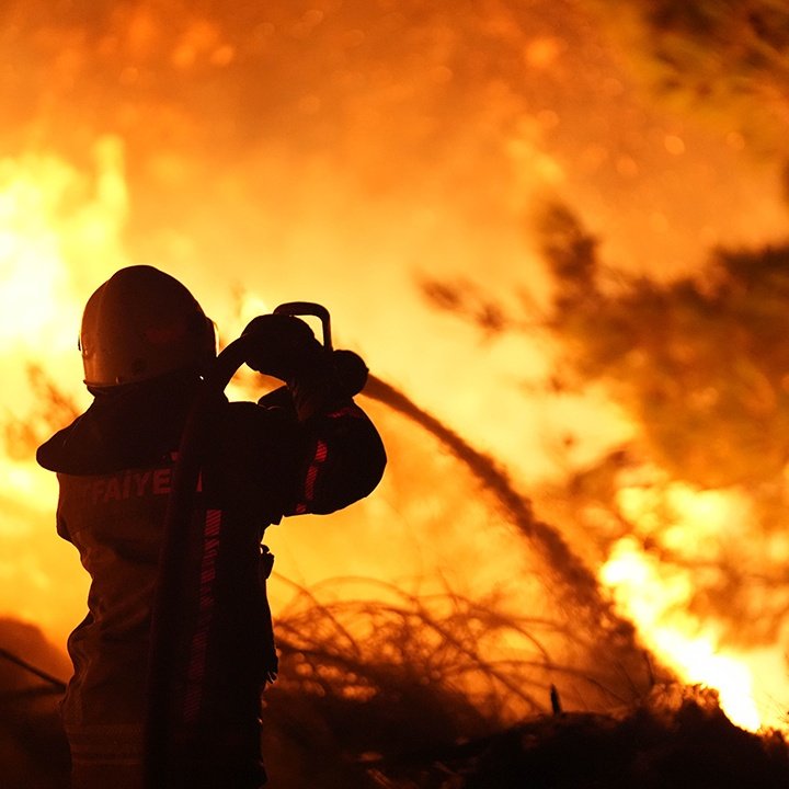 Türkiye'de 8 Ayrı Noktada Yangınlar Devam Ediyor