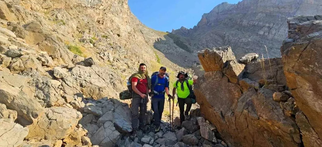 Hakkari'de Sümbül Dağı'na Tırmanış: Genç İntiharlarına Dikkat Çektiler