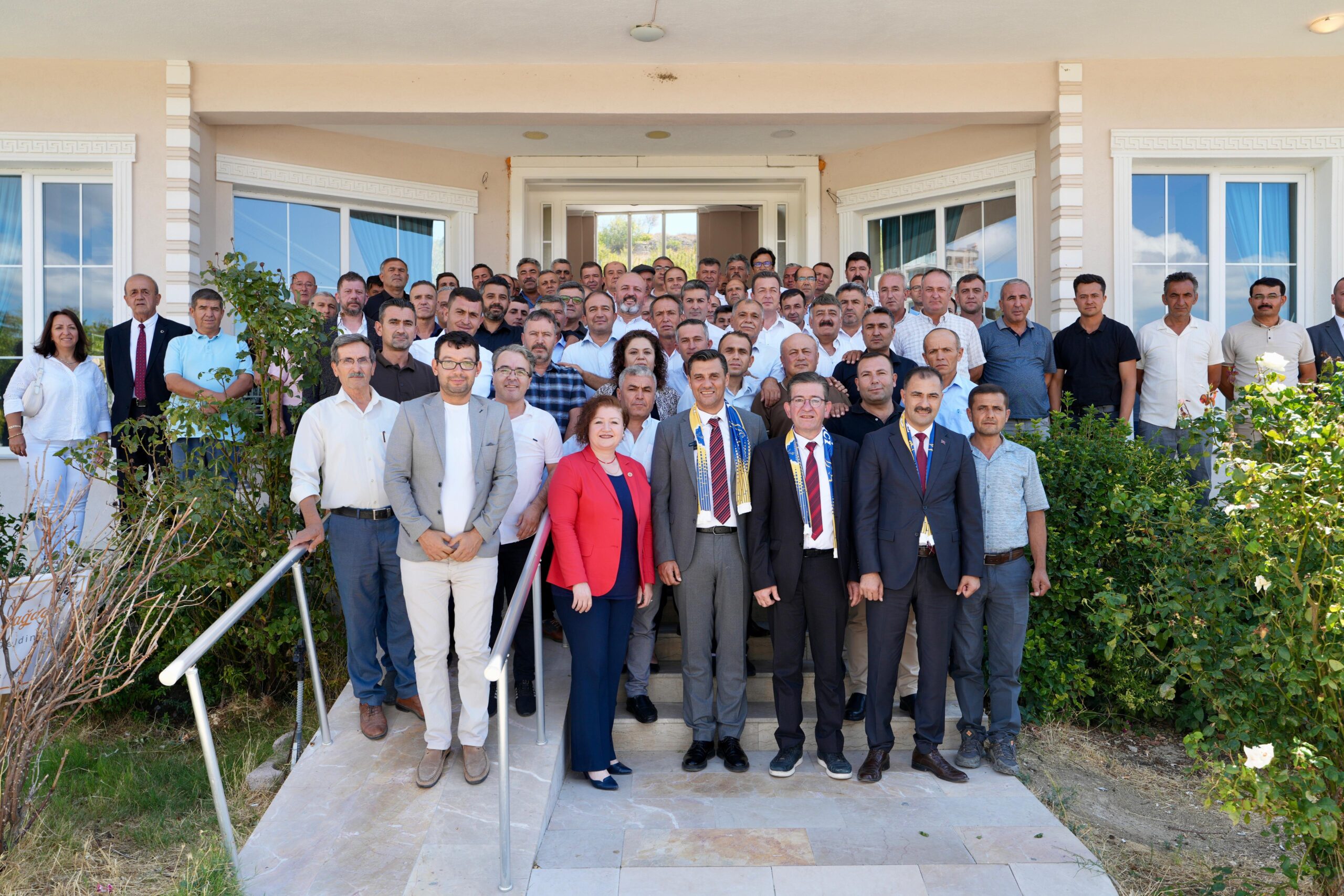 Manisa Büyükşehir Belediye Başkanı Mimar Ferdi Zeyrek, haftalık ilçe ziyaretlerini Demirci ile sürdürdü.Manisa Büyükşehir Belediye Başkanı Mimar Ferdi Zeyrek, haftalık ilçe ziyaretlerini Demirci ile sürdürdü.