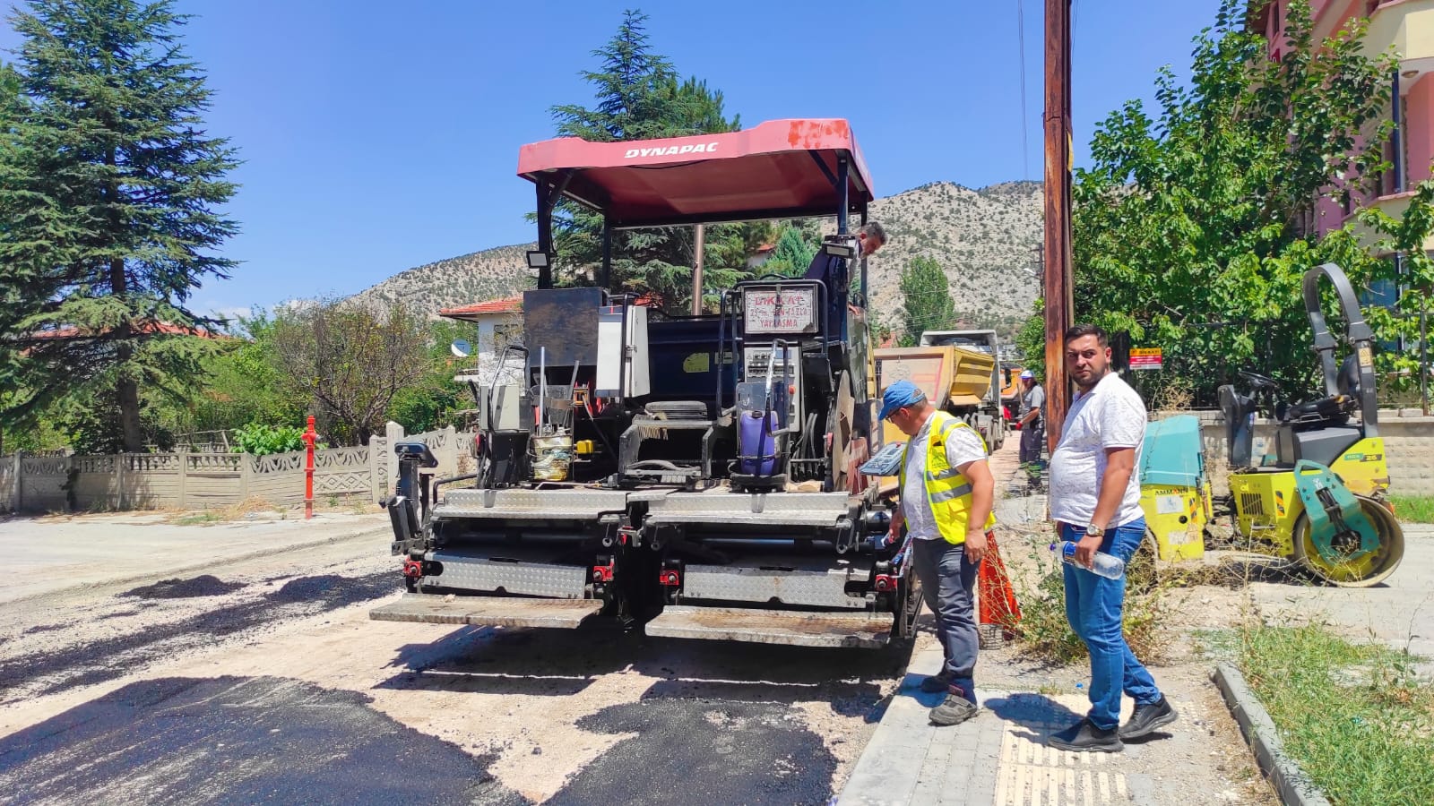 Nallıhan da Sıcak Asfalt Serimi Devam Ediyor