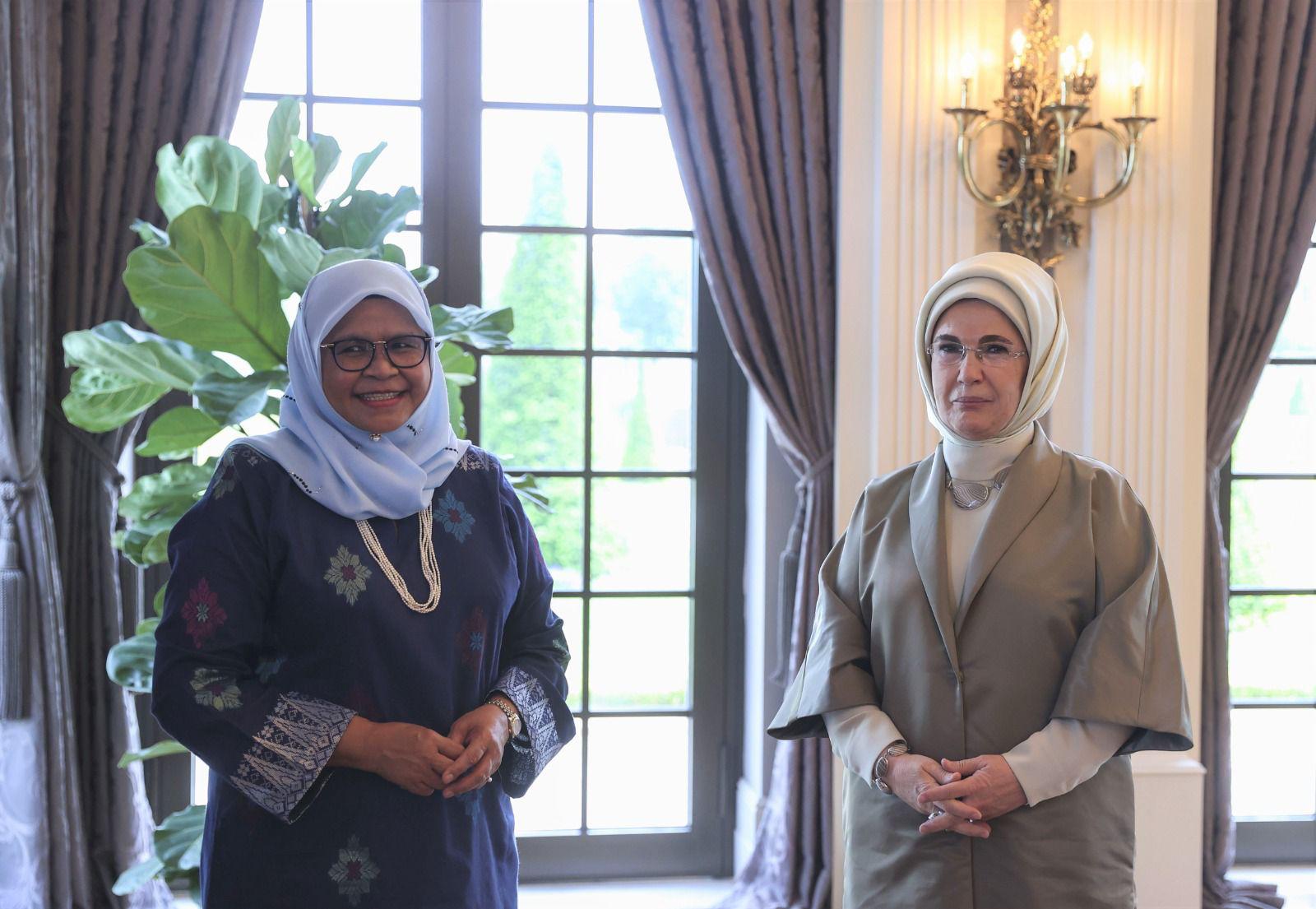 Emine Erdoğan'dan Kuala Lumpur Belediye Başkanı olan eski BM Habitat İcra Direktörü Sharif'e tebrik