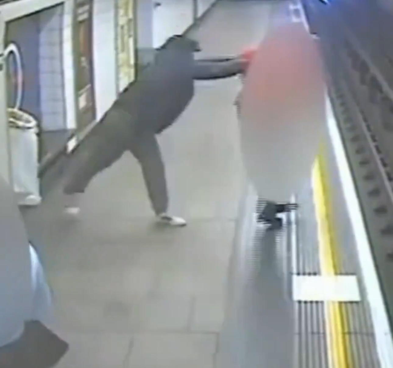 Londra’da Kürt Sığınmacı Posta Görevlisini Metro Raylarına İtti