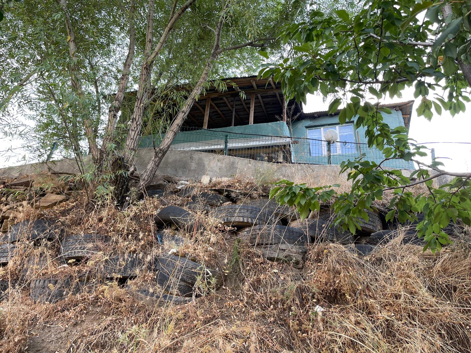 BU EVİN ZEMİNİ VE TEMELİ ARAÇ LASTİKLERİ İLE YAPILDI