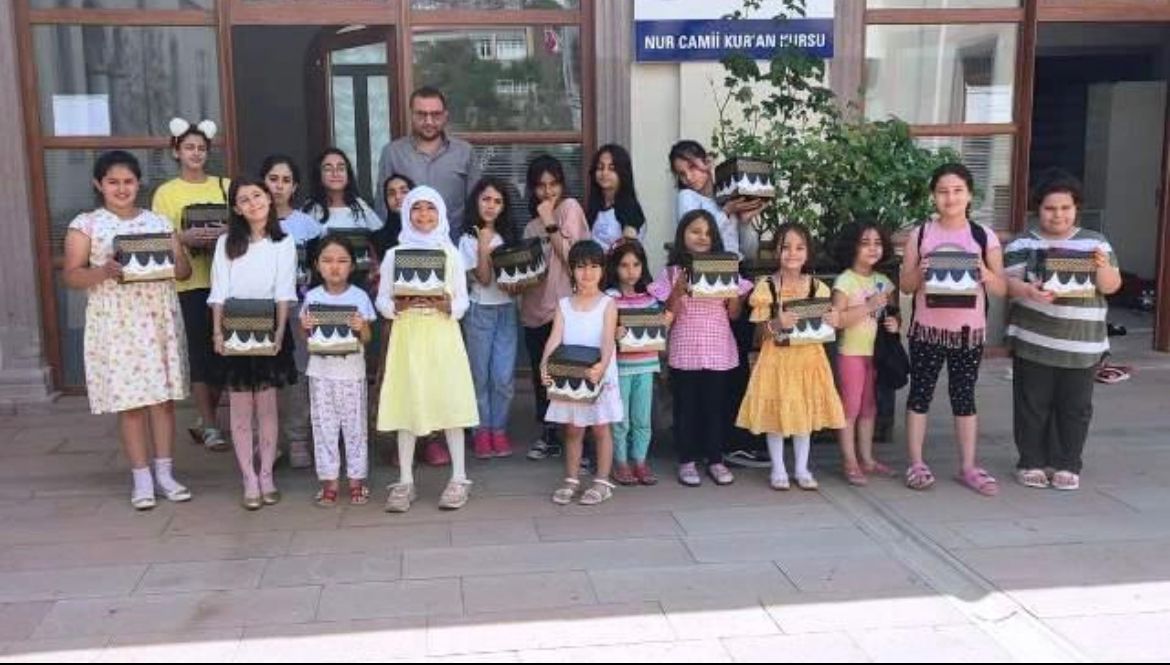 Türkiye'de Bir İlk Kızılelma Ocakları’ndan Kabe’li Eğitim Seti Hediyesi