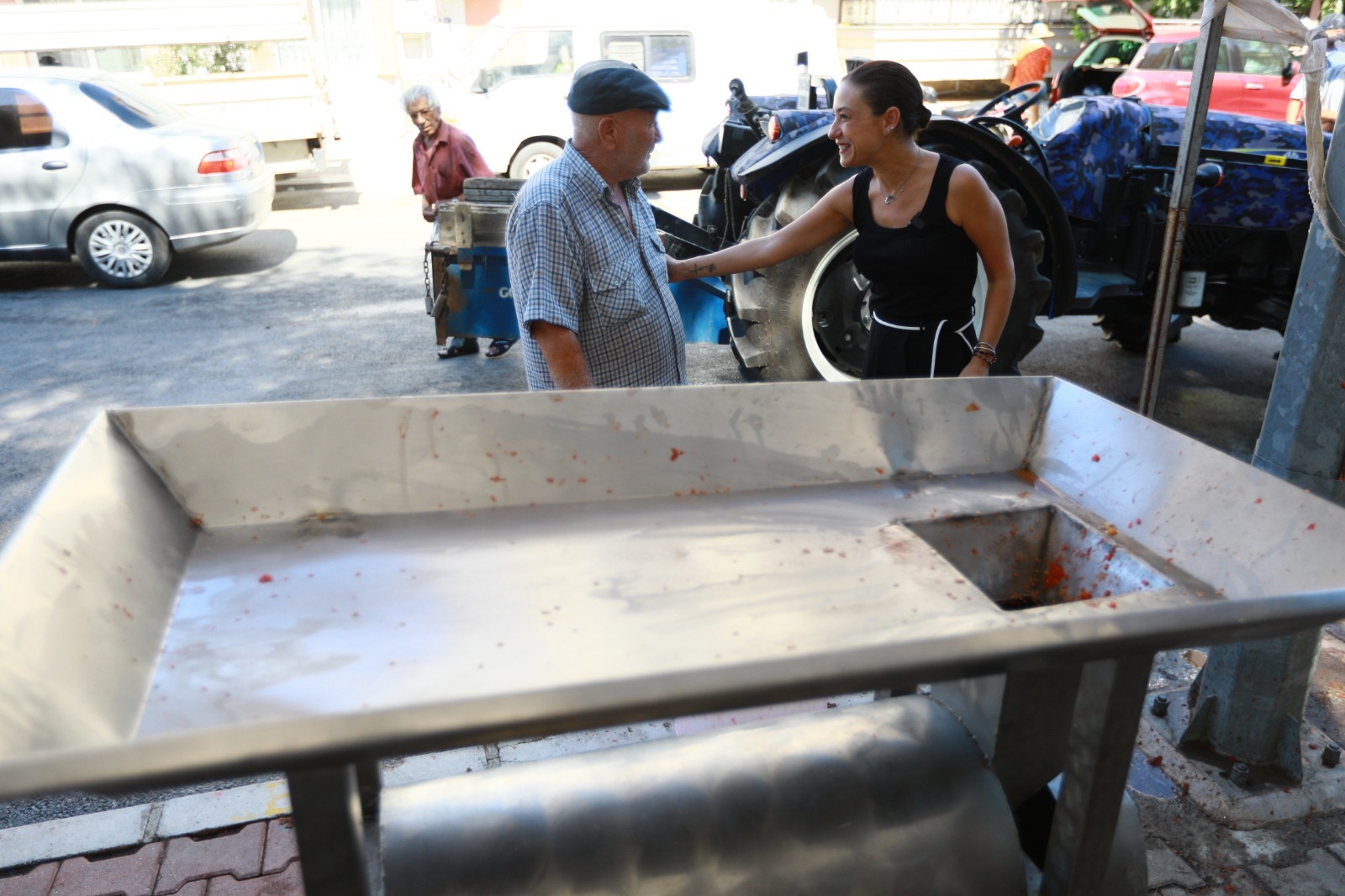 Efes Selçuk’ta salça yapımı belediyenin desteği ile kolaylaşıyor.