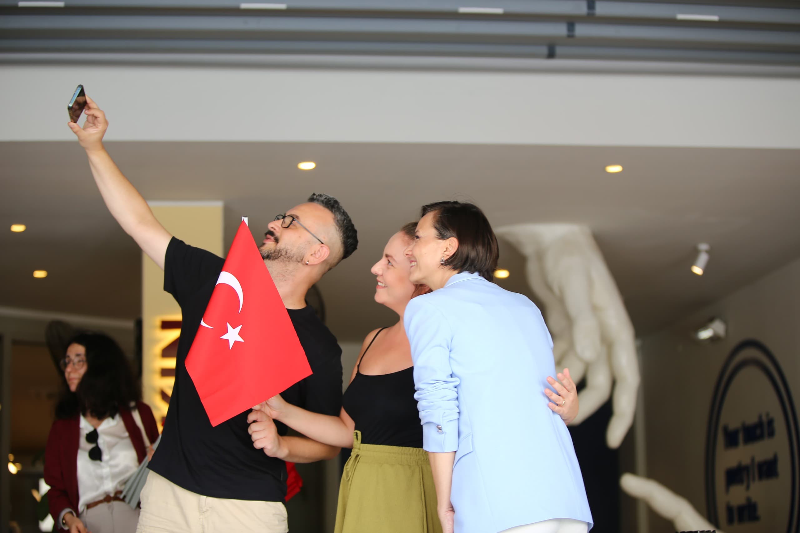 Karabağlar 30 Ağustos'ta bayraklarla donatıldı