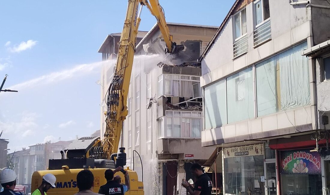 Pendik’te bir binaya çarparak