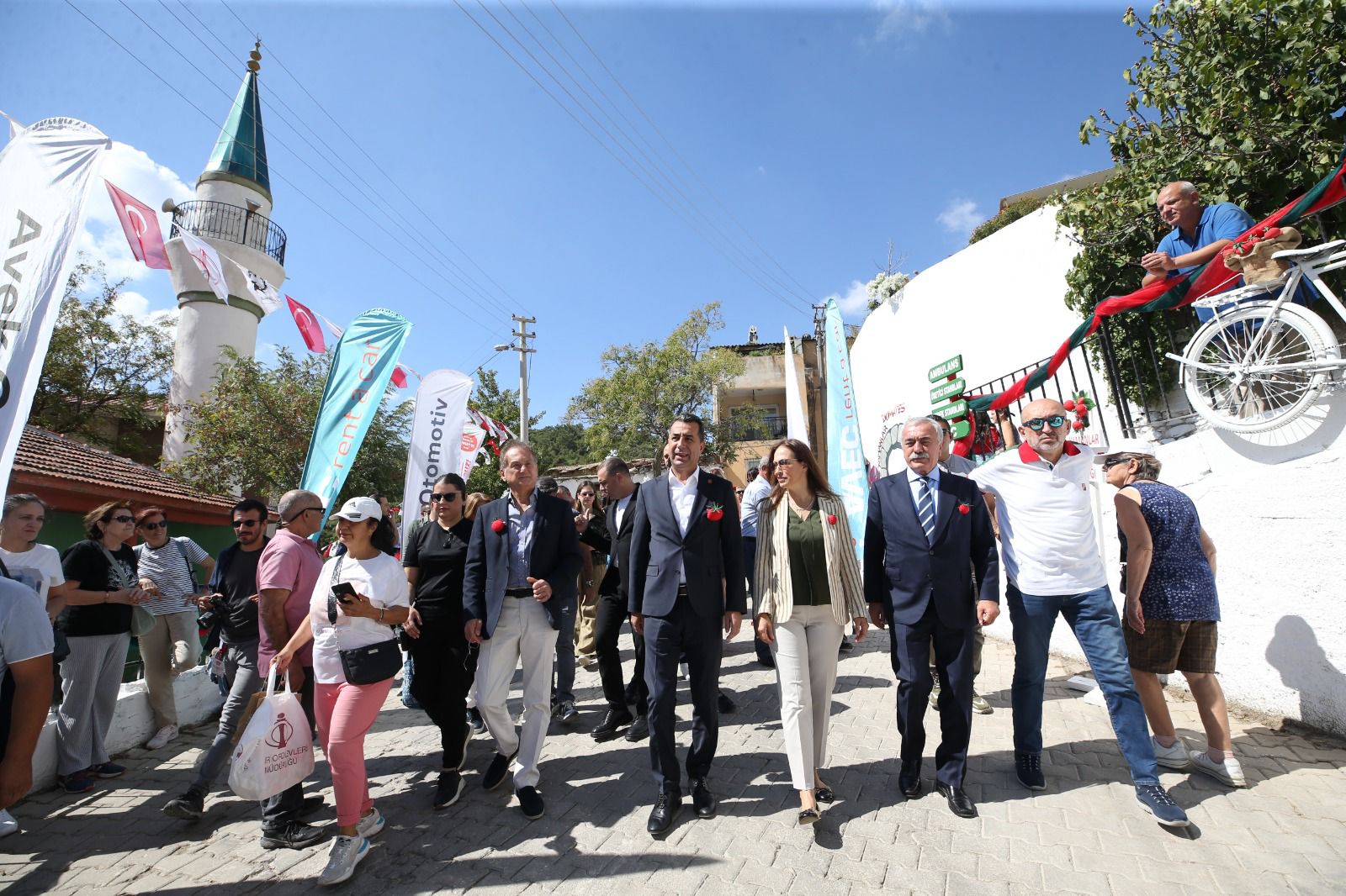 Yamanlar Domates Şenliği Karşıyaka’ya renk kattı