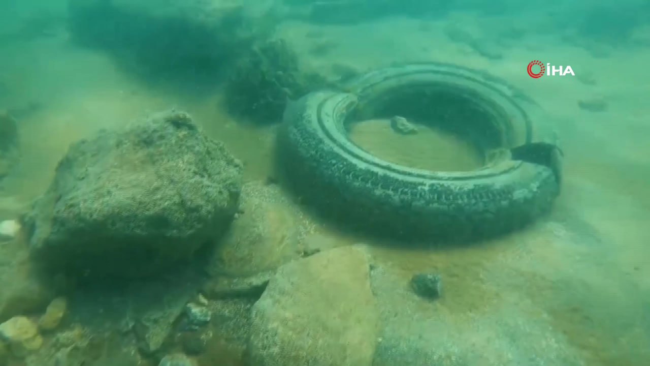 Van Gölü'nden Çıkarılan Atıklar Şaşkınlık Yarattı: Araç Lastiğinden Protez Dişe Kadar Yüzlerce Çöp Bulundu