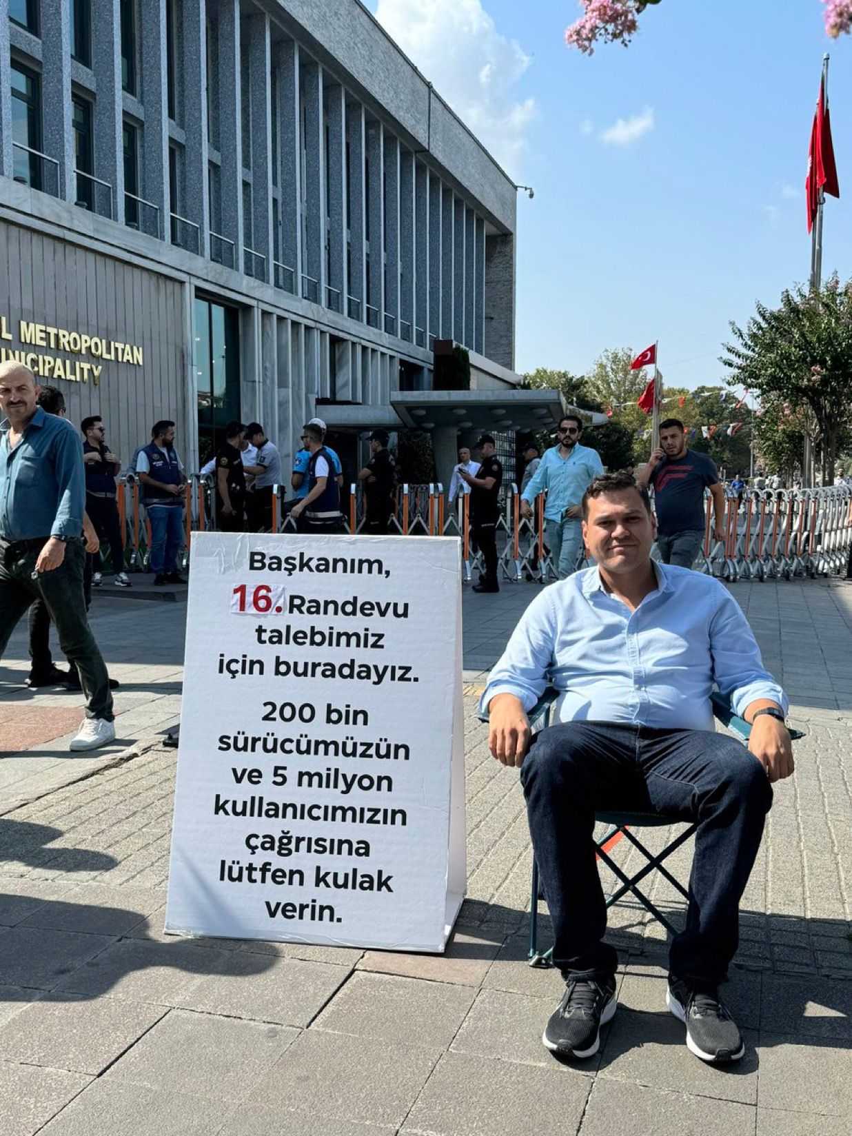 Oğuz Alper Öktem, Ekrem İmamoğlu ile Görüşmek İçin İBB Binası Önünde Bekliyor