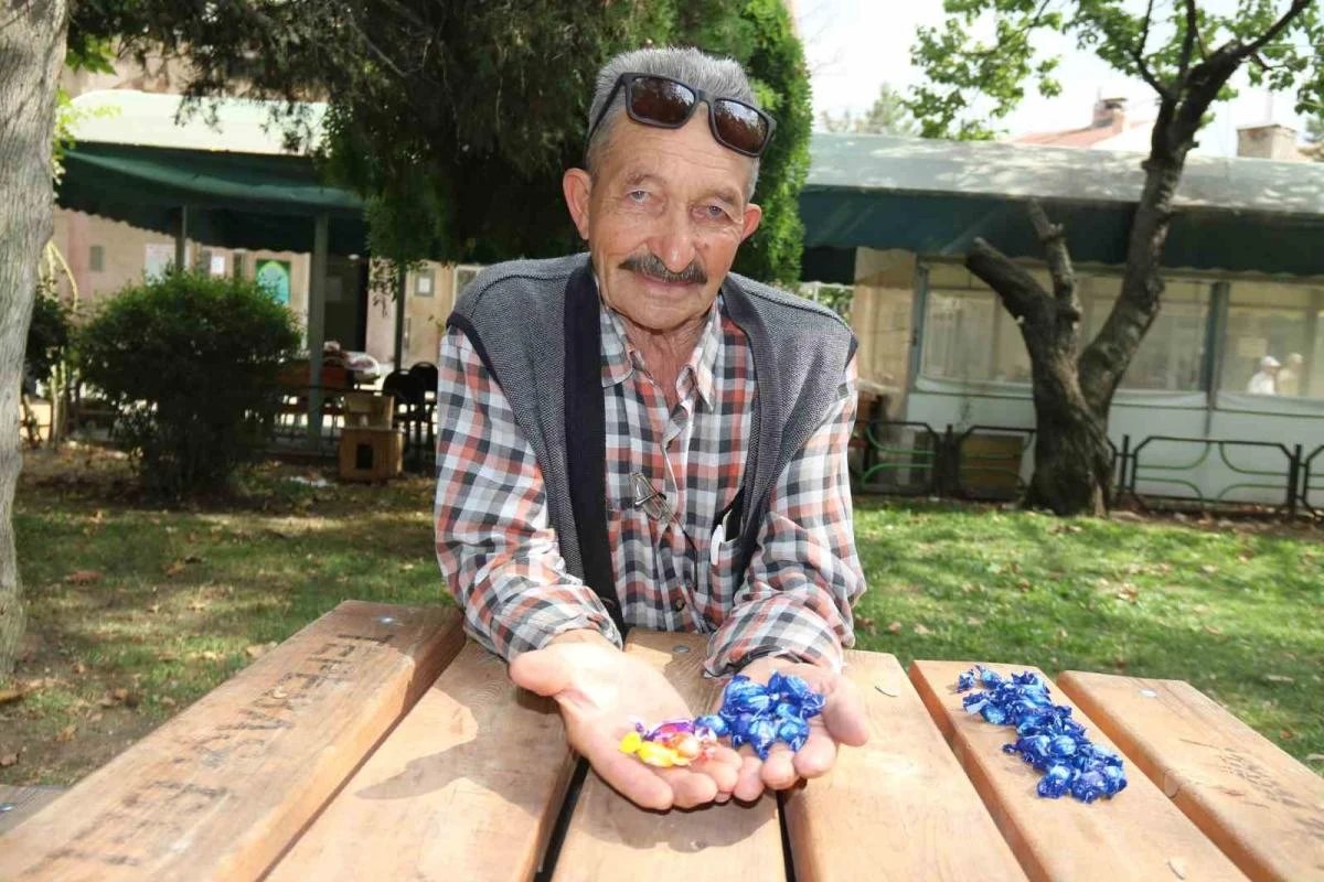 41 Yıl Sigara İçen Kazım Yenipınar, Sigarayı Bıraktıktan Sonra Şeker Dağıtıyor
