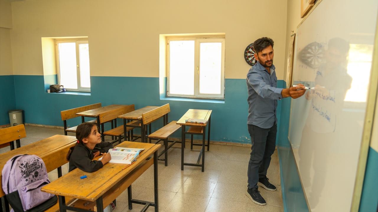 Van'ın Yaşlıdal Mezrasında Tek Öğrenci ile Yeni Eğitim Yılı Başladı