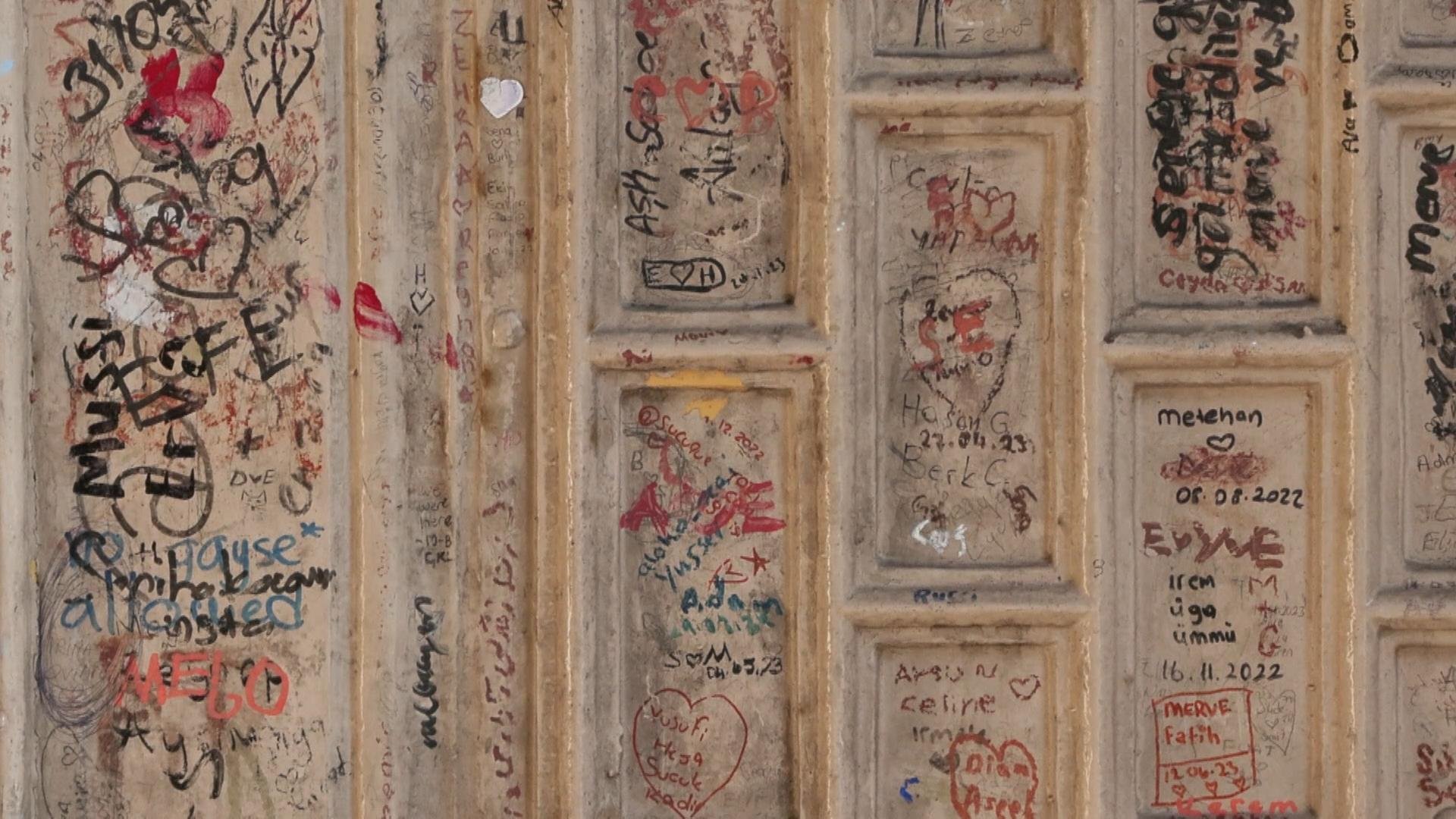 Tarihi Üst Geçidin Duvarları Turist Grafitileri ile Kirletildi