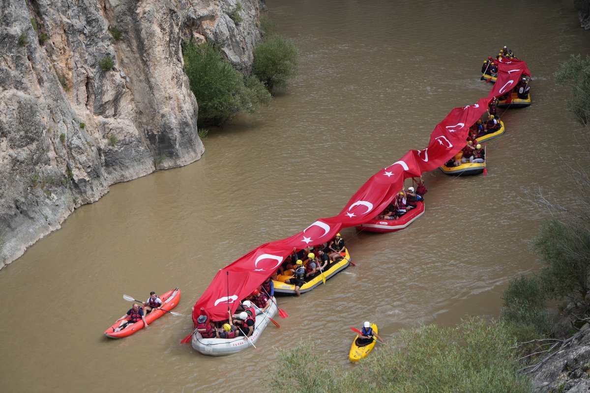 Erzincan’da Gazilerden Anlamlı Kutlama: 50 Metrelik Türk Bayrağı ile Rafting