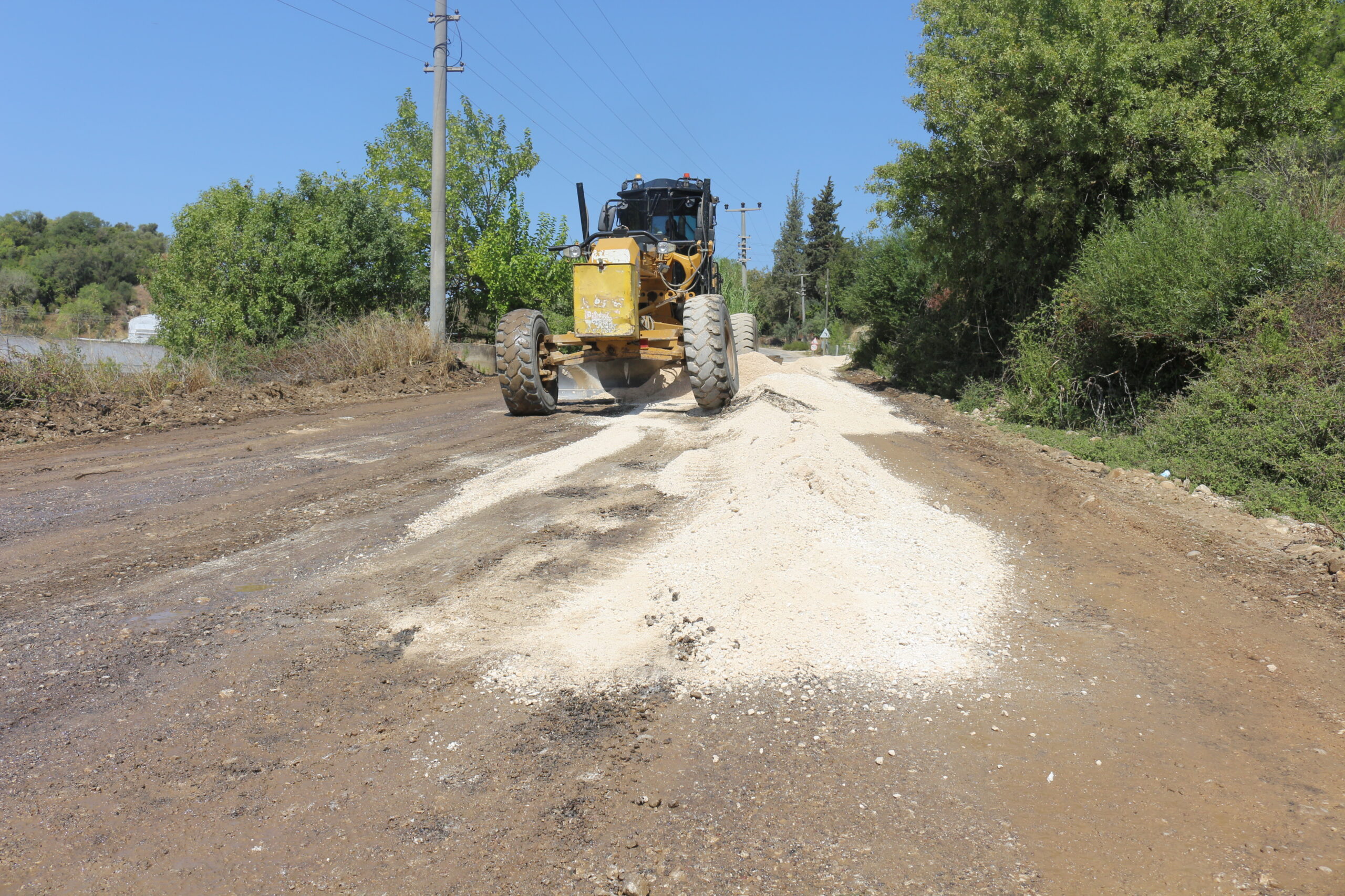 Buyuksehirden Serik Asagioba Mahallesinde asfalt calismasi 1 scaled