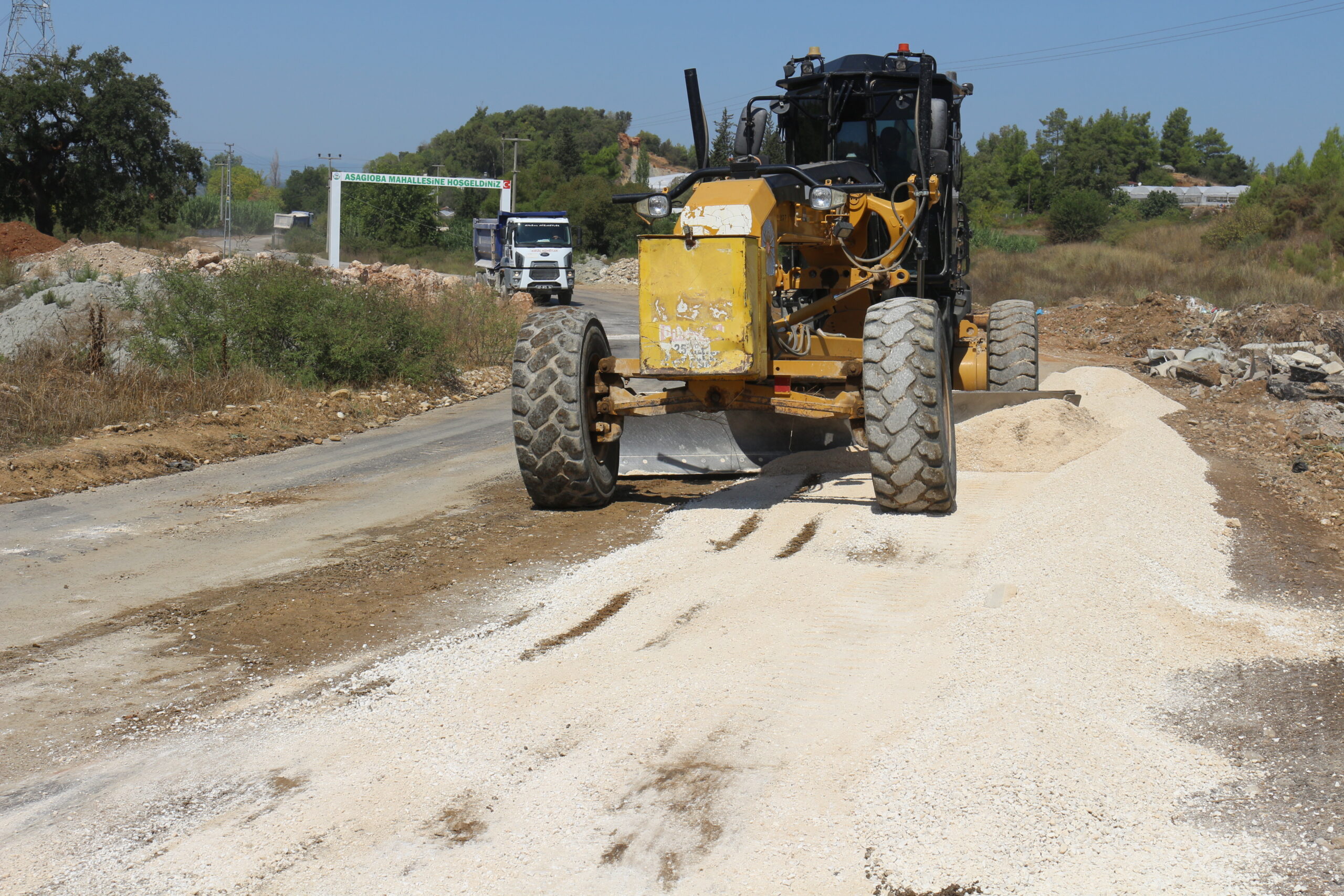 Buyuksehirden Serik Asagioba Mahallesinde asfalt calismasi 4 scaled