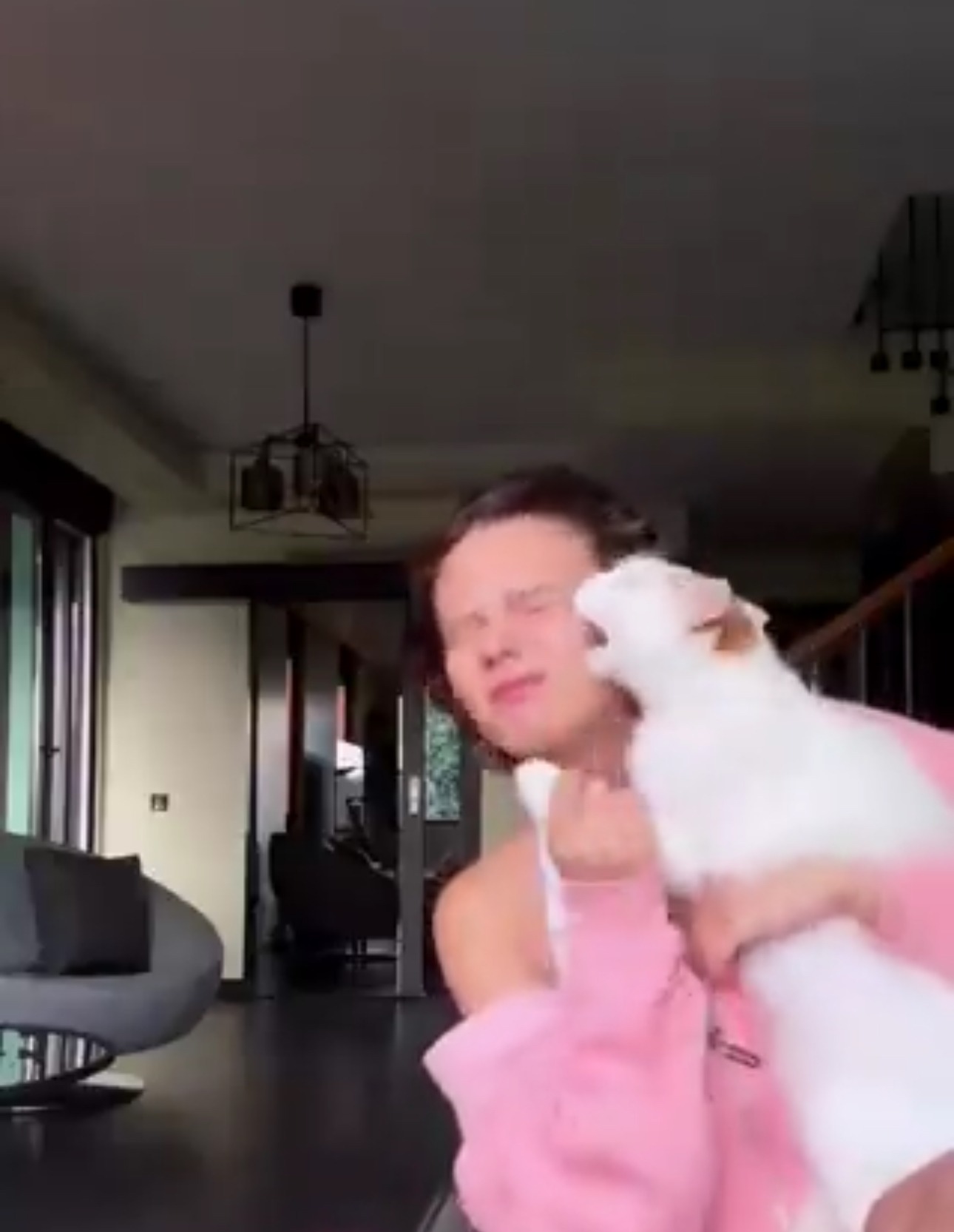 Oyuncu Nilsu Berfin Aktaş’ın Yüzü Kedisi Tarafından Isırıldı