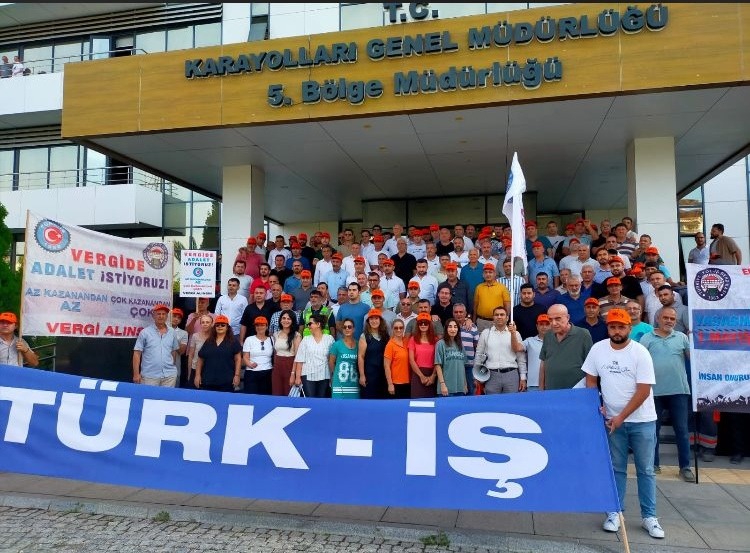 Türk-İş Önderliğinde Emekçiler Türkiye Genelinde 1 Saatlik İş Bırakma Eylemi Yaptı