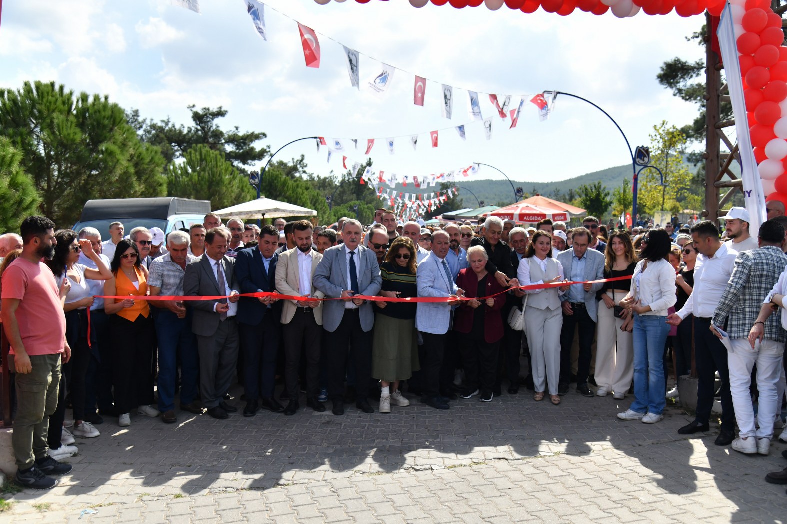 YUNTDAĞI YÖRESEL ÜRÜNLER PAZARI AÇILDI