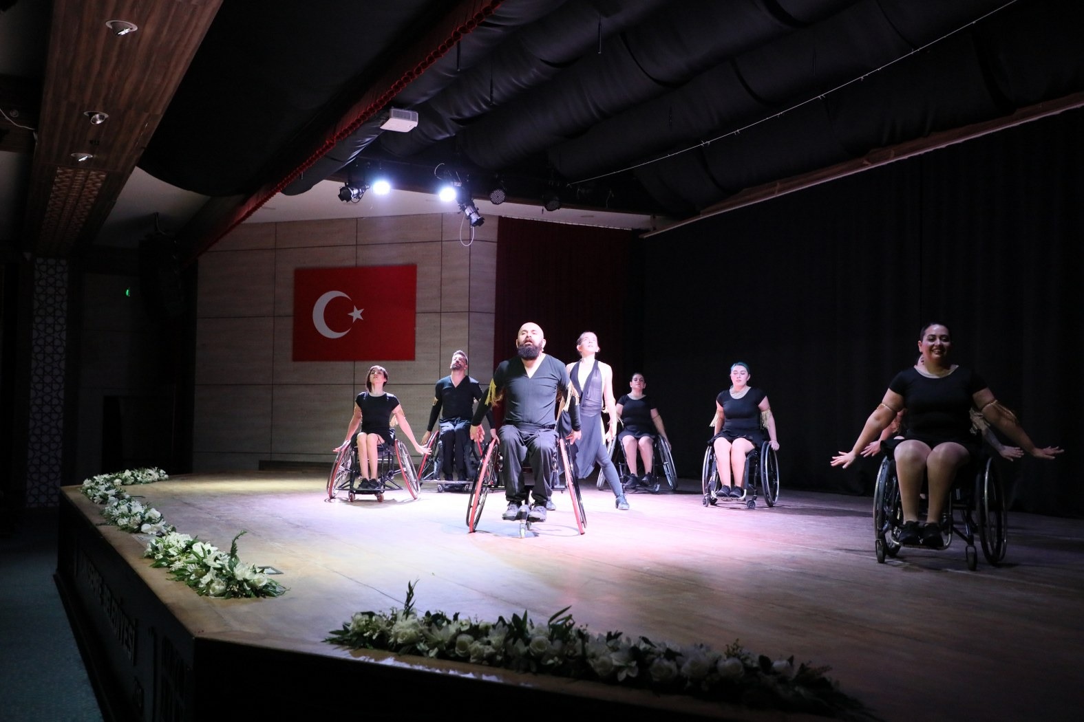 TEKERLEKLİ SANDALYE EKİBİ DANS GÖSTERİSİYLE MEST ETTİ