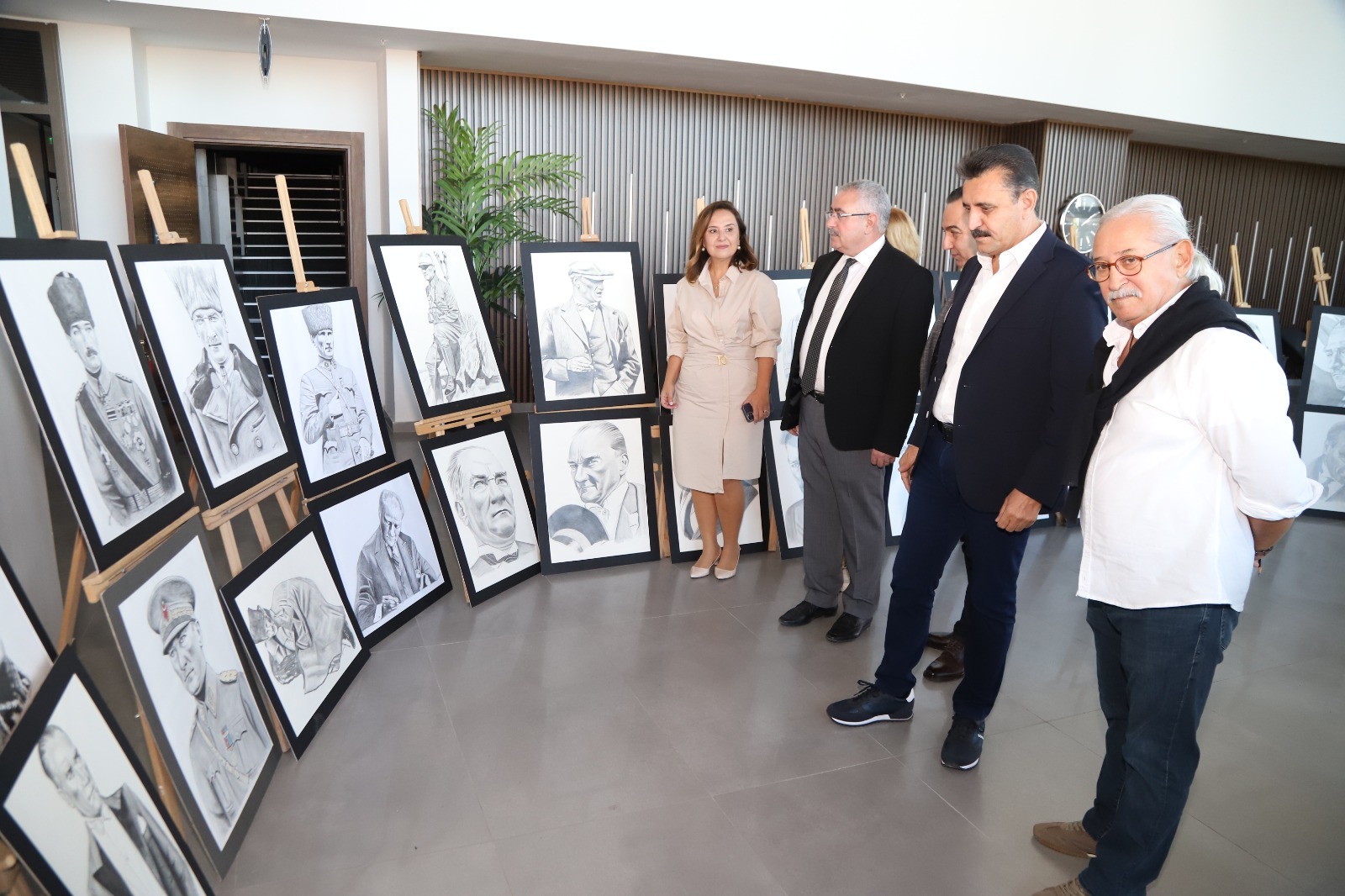 Dikili’de “Sarı Saçlı Mavi Gözlüm” konulu sergiye yoğun ilgi