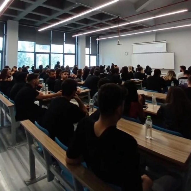 Üniversite Öğrencilerinden Siyah Giyinme Eylemi