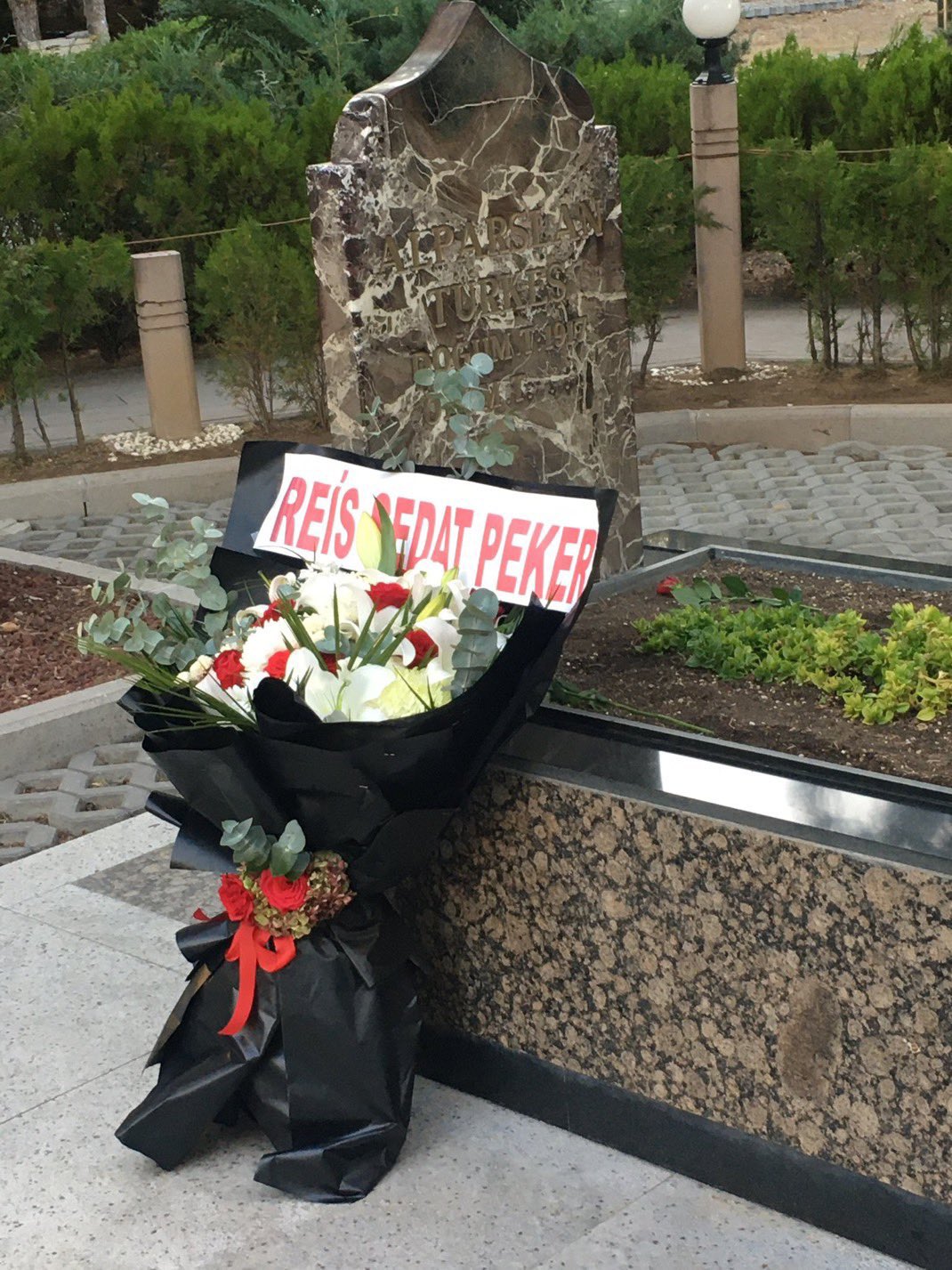 Sedat Peker'den Alparslan Türkeş'in Mezarına Çiçek Gönderimi