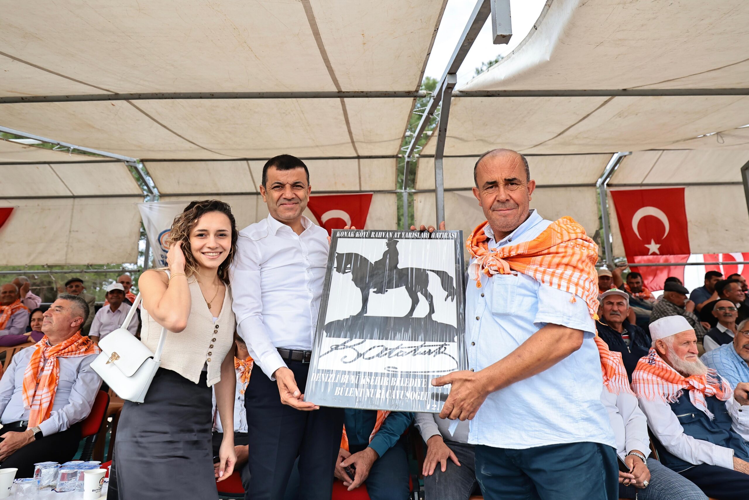 Büyükşehir Rahvan At Yarışları nefes kesti  110 atlı sporcu kıyasıya yarıştı   