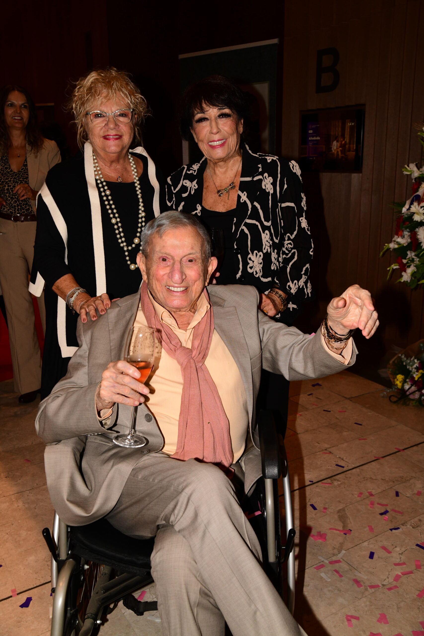 DUAYEN OYUNCU SUNA KESKİN SANATLA GEÇEN 60 YILINI TİYATROKARE’NİN DÜZENLEDİĞİ ORGANİZASYONDA SAHNEDE KUTLADI