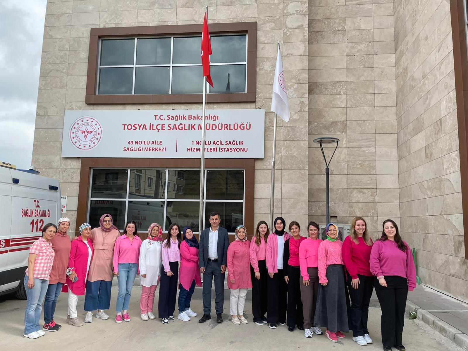 MEME KANSERİ FARKINDALIK AYI DOLAYISIYLA TOSYA  İLÇE SAĞLIK MÜDÜRLÜĞÜ PERSONELLERİMİZDE  FARKINDALIK İÇİN PEMBE  RENGİ KIYAFETLERİNE YANSITTILAR